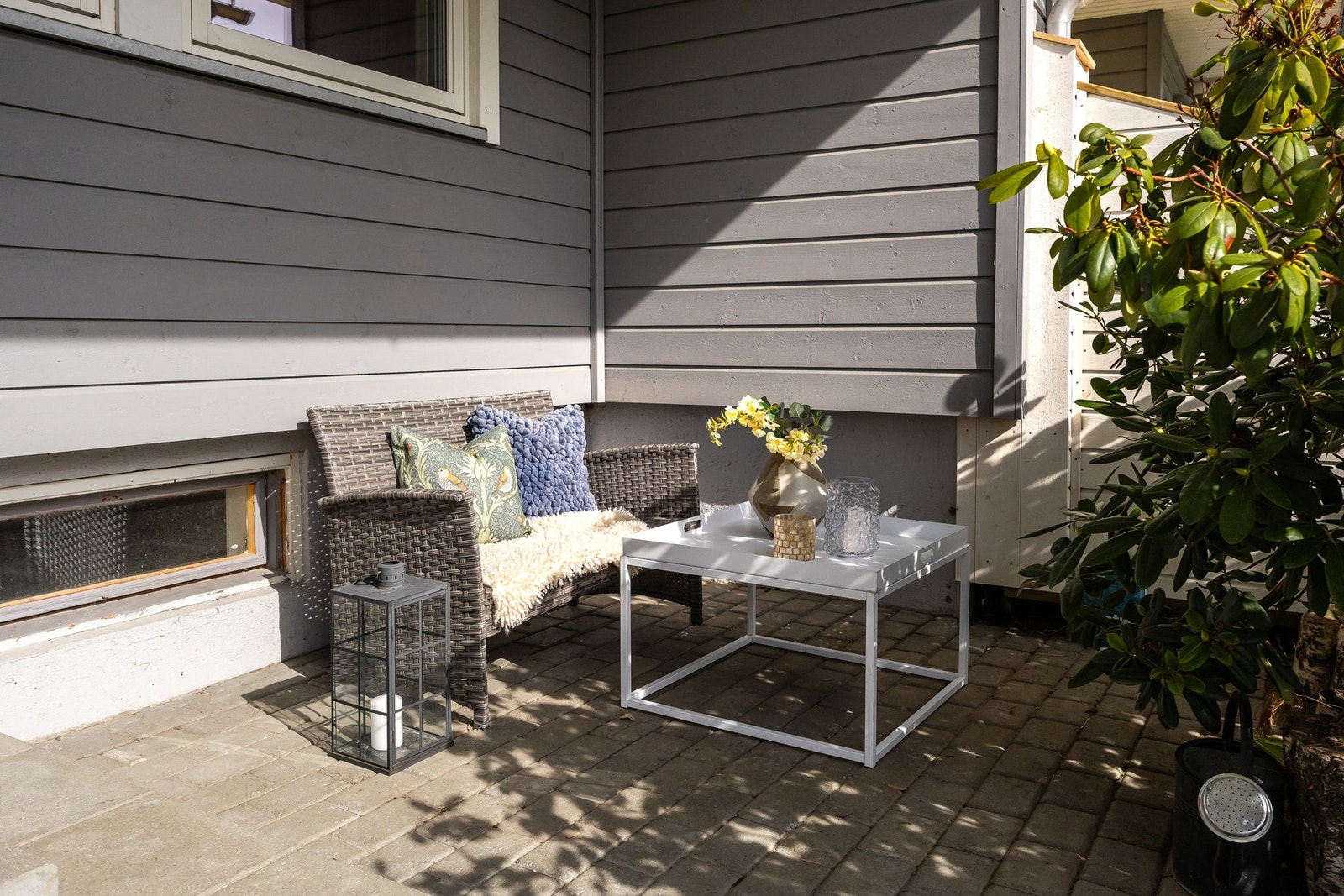 Uteplass ved inngangspariet med mulighet for etablering av terrasse. Galleribilde