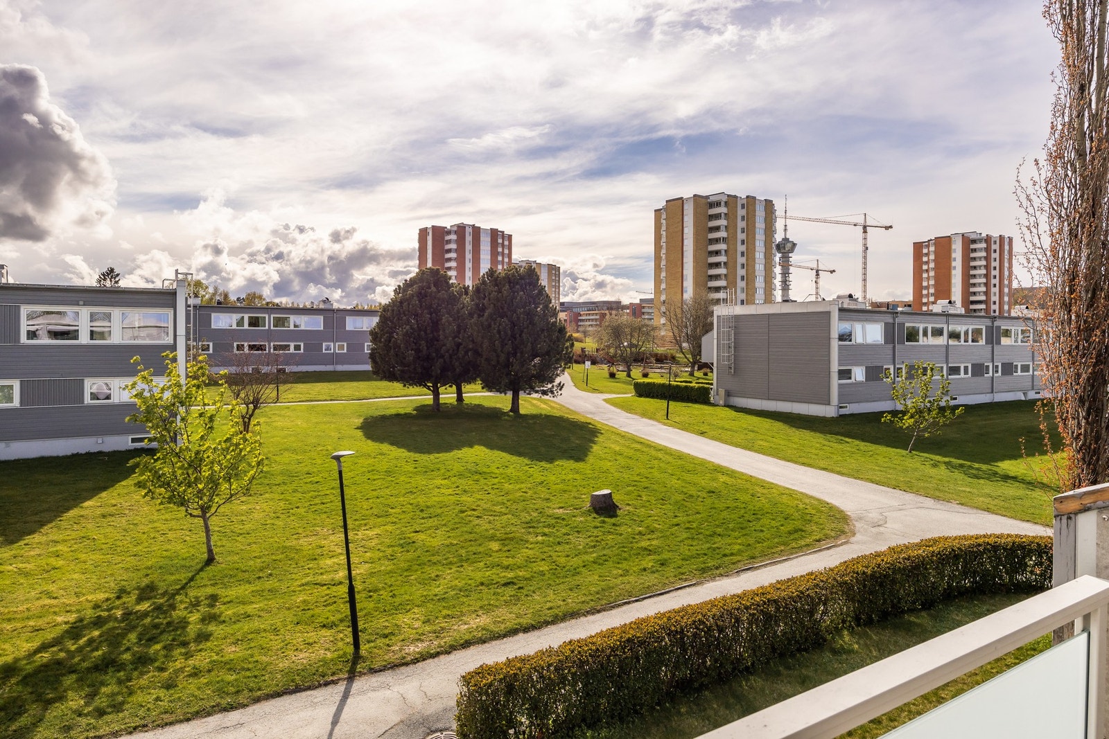 Svært attraktiv beliggenhet med knappe 2 min gange til Valentinlystsenteret, bussholdeplass like ved, og trygg gangavstand til Eberg skole. Galleribilde