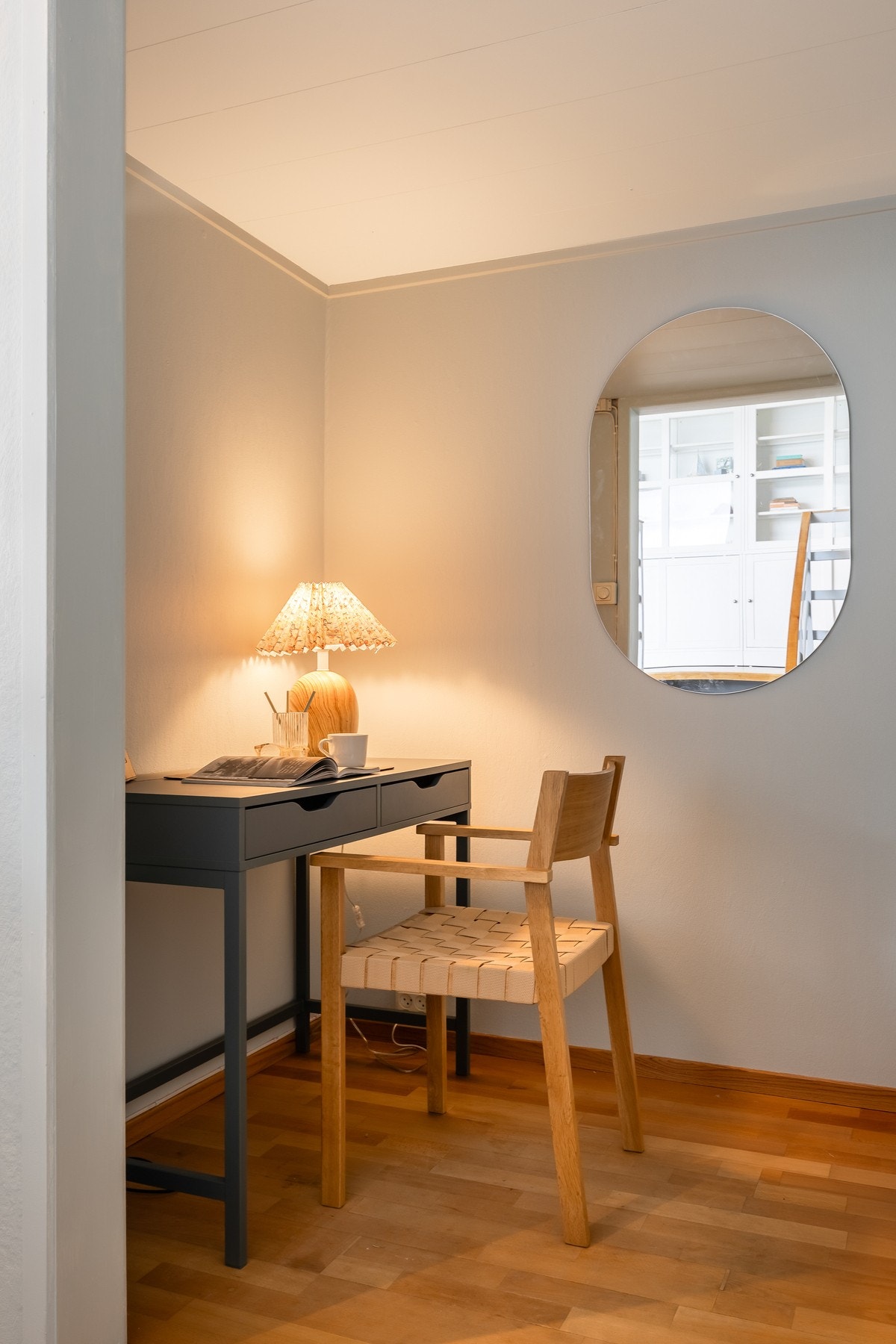 Disp.rommet ved trappa har blitt benyttet som både kontor og lagringsrom. Galleribilde