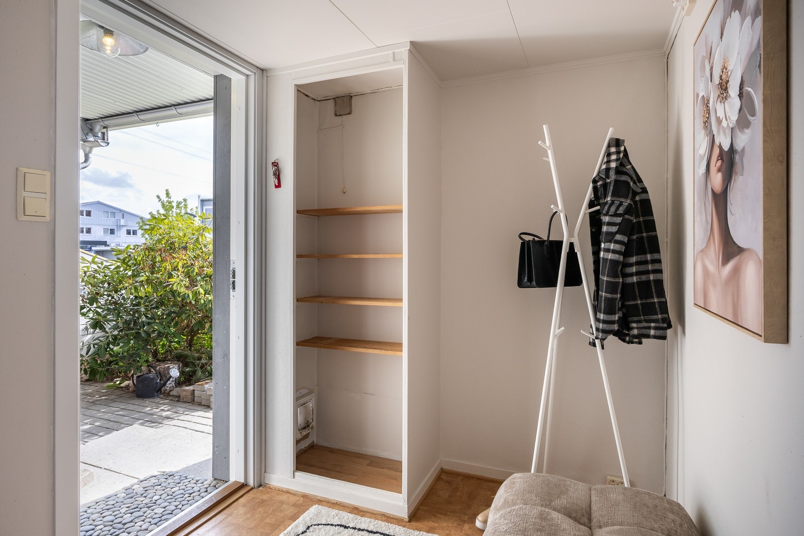 Lyst og praktisk inngangsparti med naturlig plass for garderobe. Galleribilde