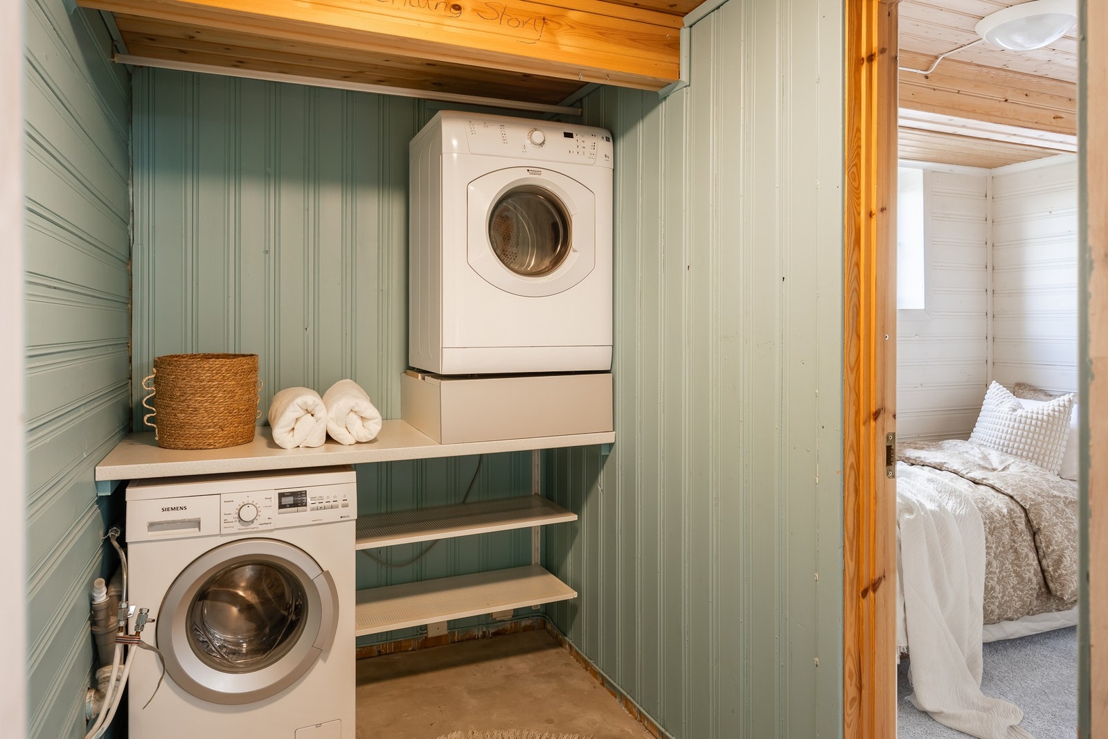 Separat vaskeromsavdeling i tilknytning til badet i kjelleren. Galleribilde