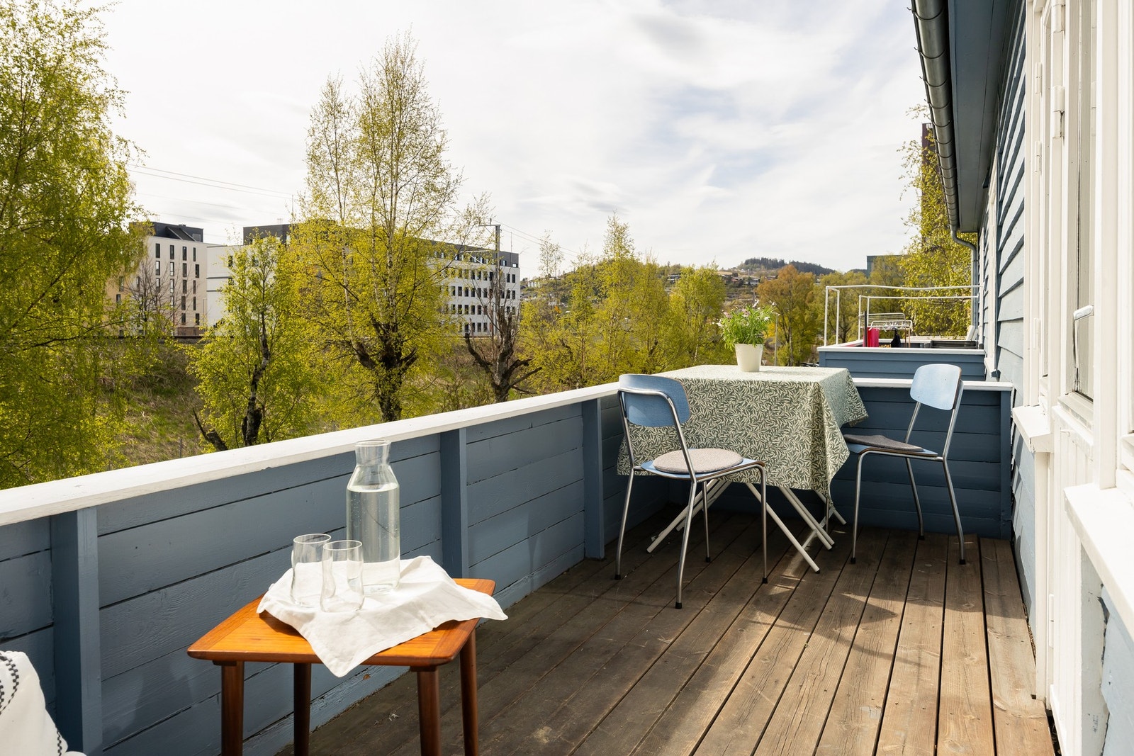 Leiligheten har en sjeldent god kombinasjon av svært sentral beliggenhet, men likevel tilbaketrukket i grønne og rolige omgivelser. Galleribilde