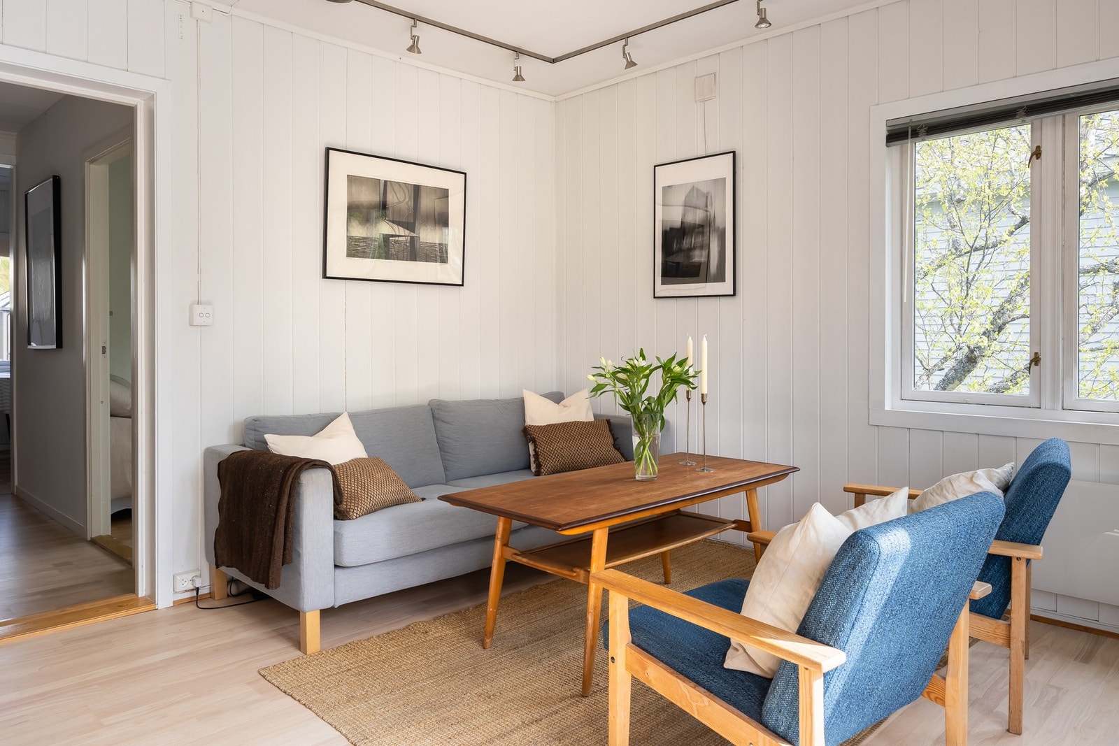 Stuen har god plass til sofagruppe og spisebord. Galleribilde