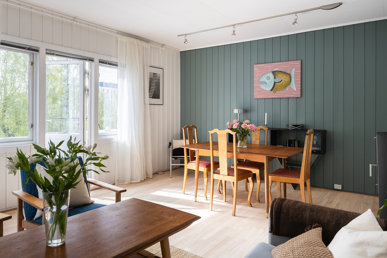 Parkett på gulv på stue, kjøkken og gang ble slipt og lakket i 2026. Galleribilde
