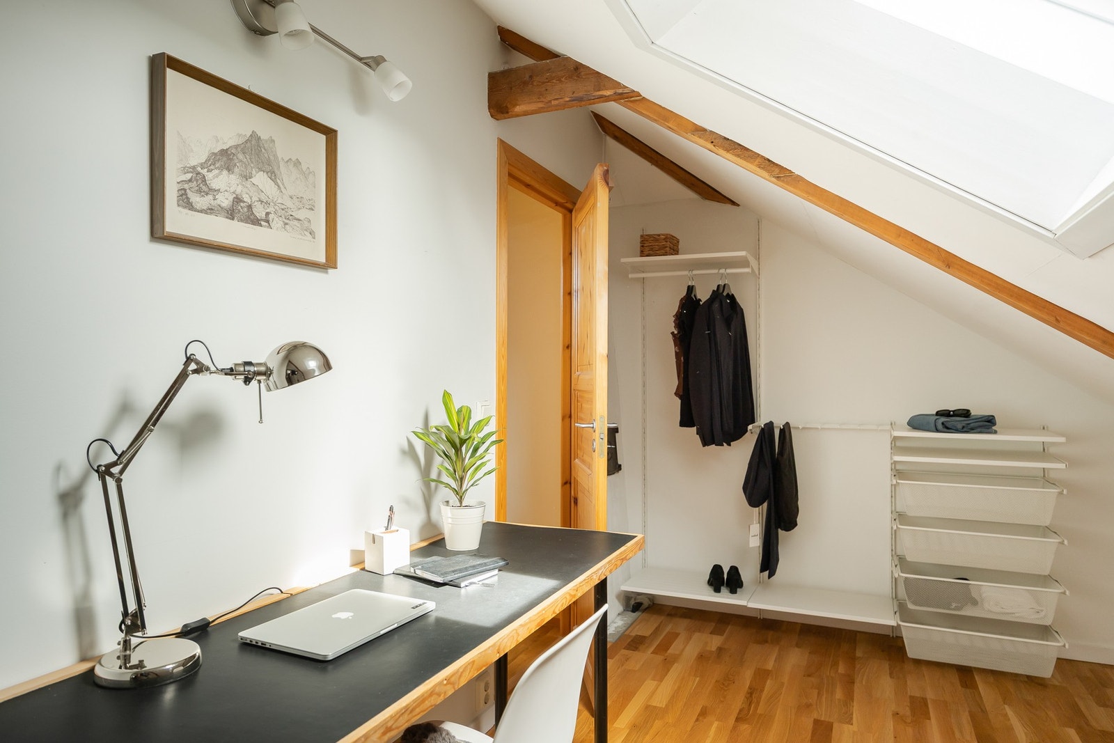 Innredet rom på 6m². Dette rommet har også takvindu, men er ikke godkjent. Galleribilde