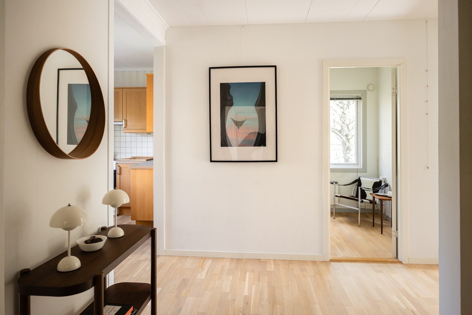 Man kommer inn i en romslig gang på 13,4m², utstyrt med garderobeskap. Galleribilde
