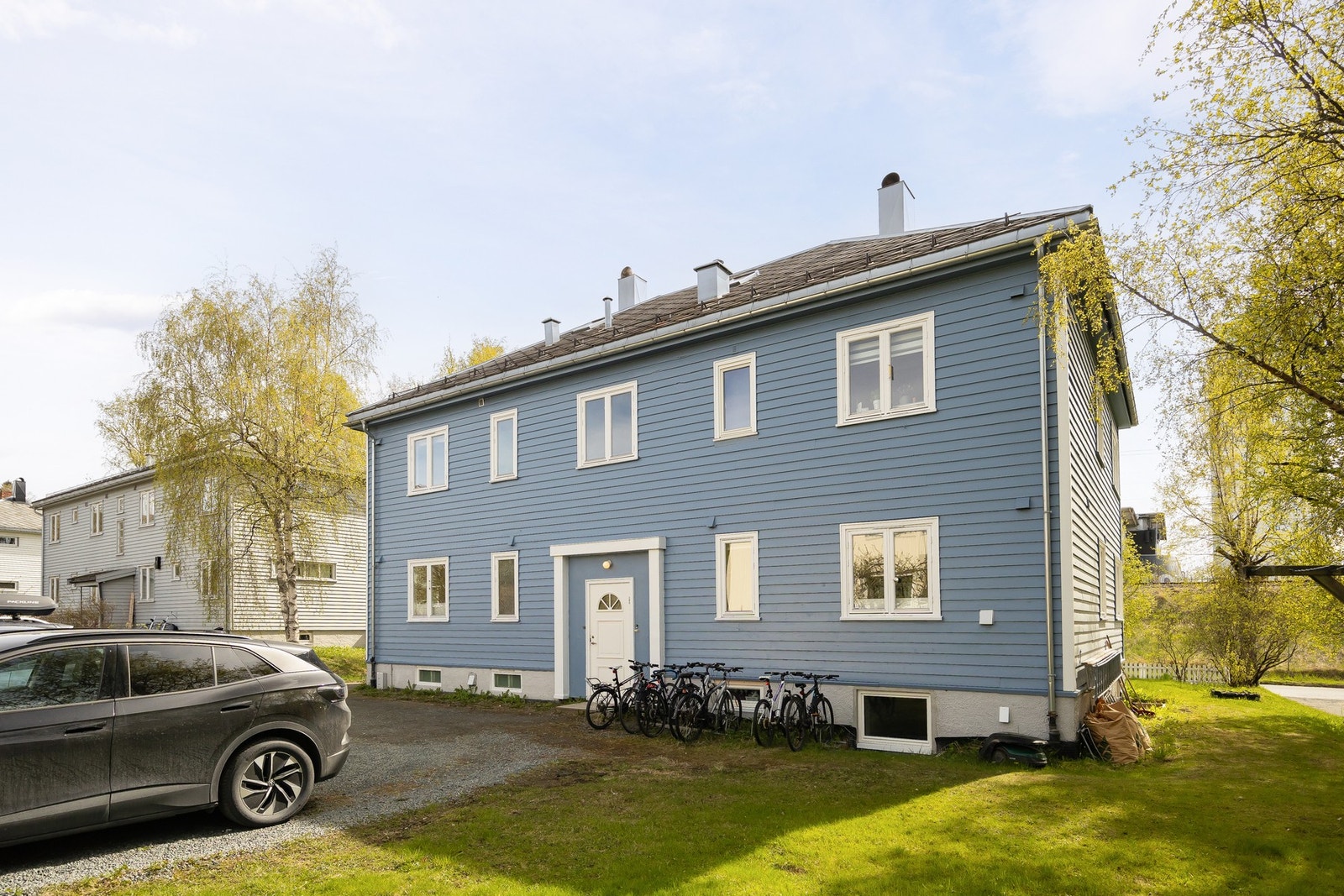 Egen parkeringsplass på felles gårdsplass. Her er også en gjesteplass. Galleribilde