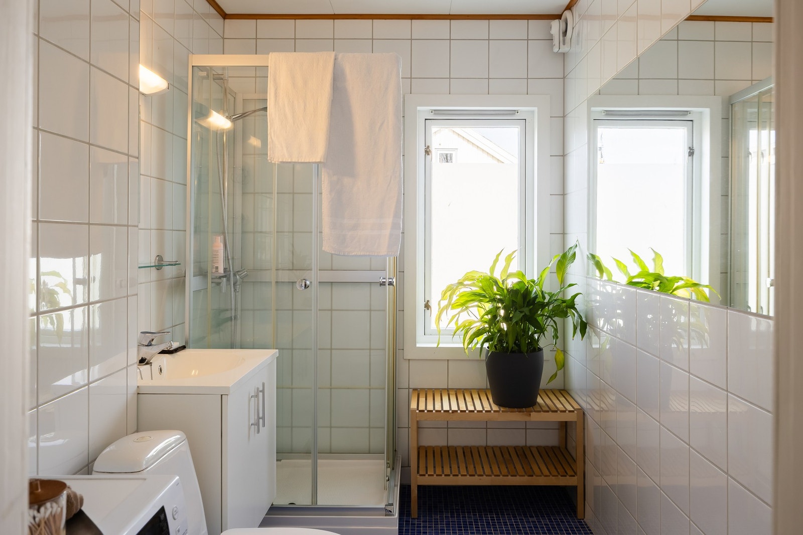 Pent bad på 4,7m², nytt 2012. Badet har fliser på vegger og gulv. Varmekabler i gulv. Galleribilde
