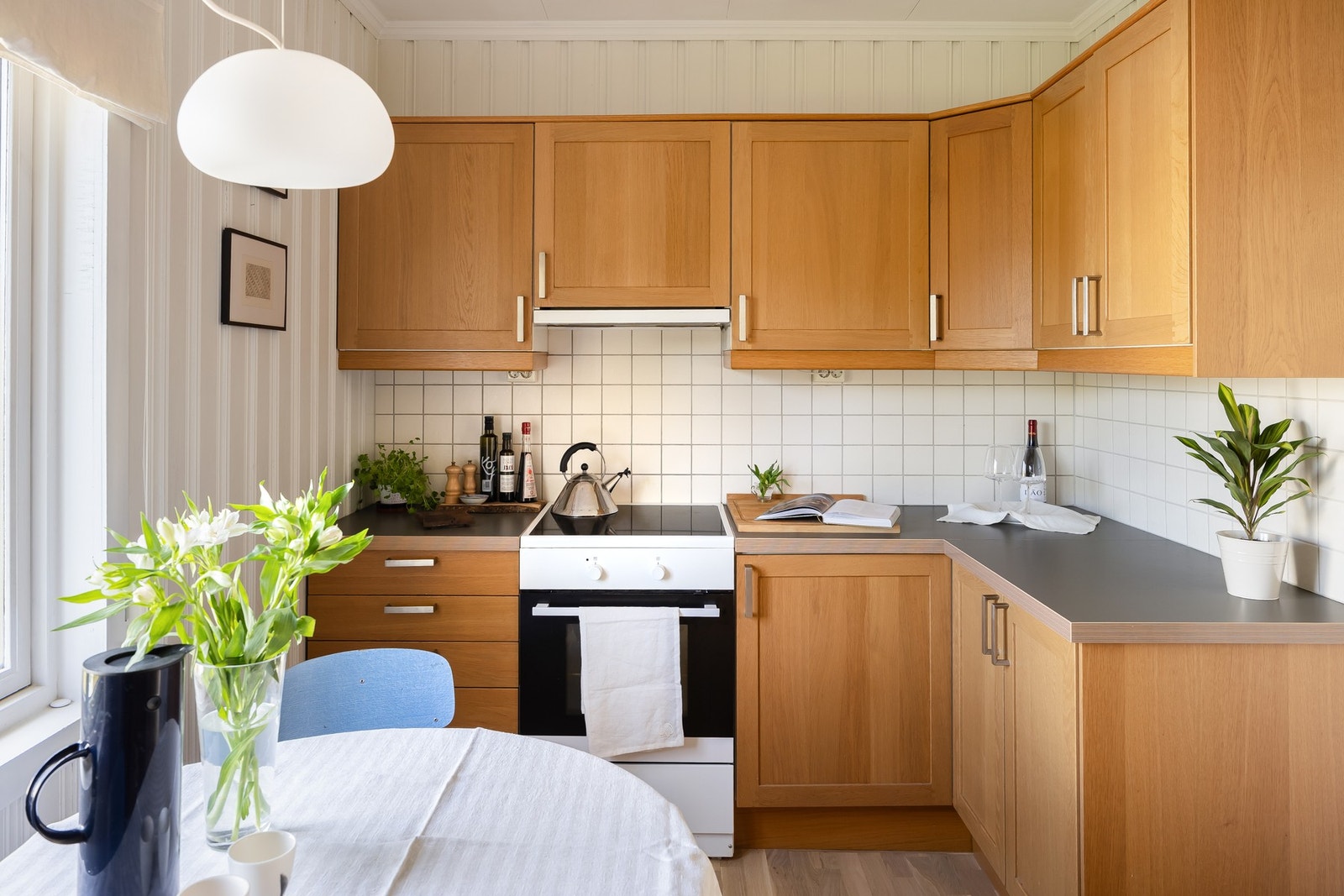Pen kjøkkeninnredning fra 2008. Frittstående komfyr og oppvaskmaskin vil medfølge i handelen. Avtrekksvifte over komfyr. Galleribilde