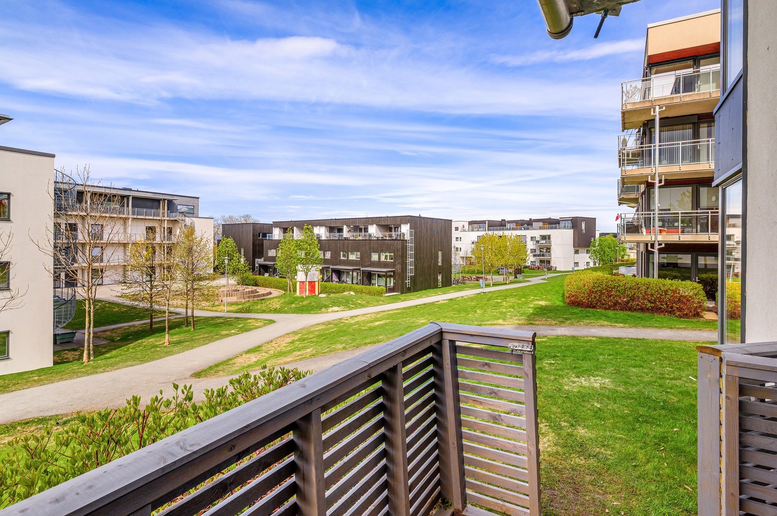 Grønne og åpne omgivelser rett utenfor boligen. Galleribilde