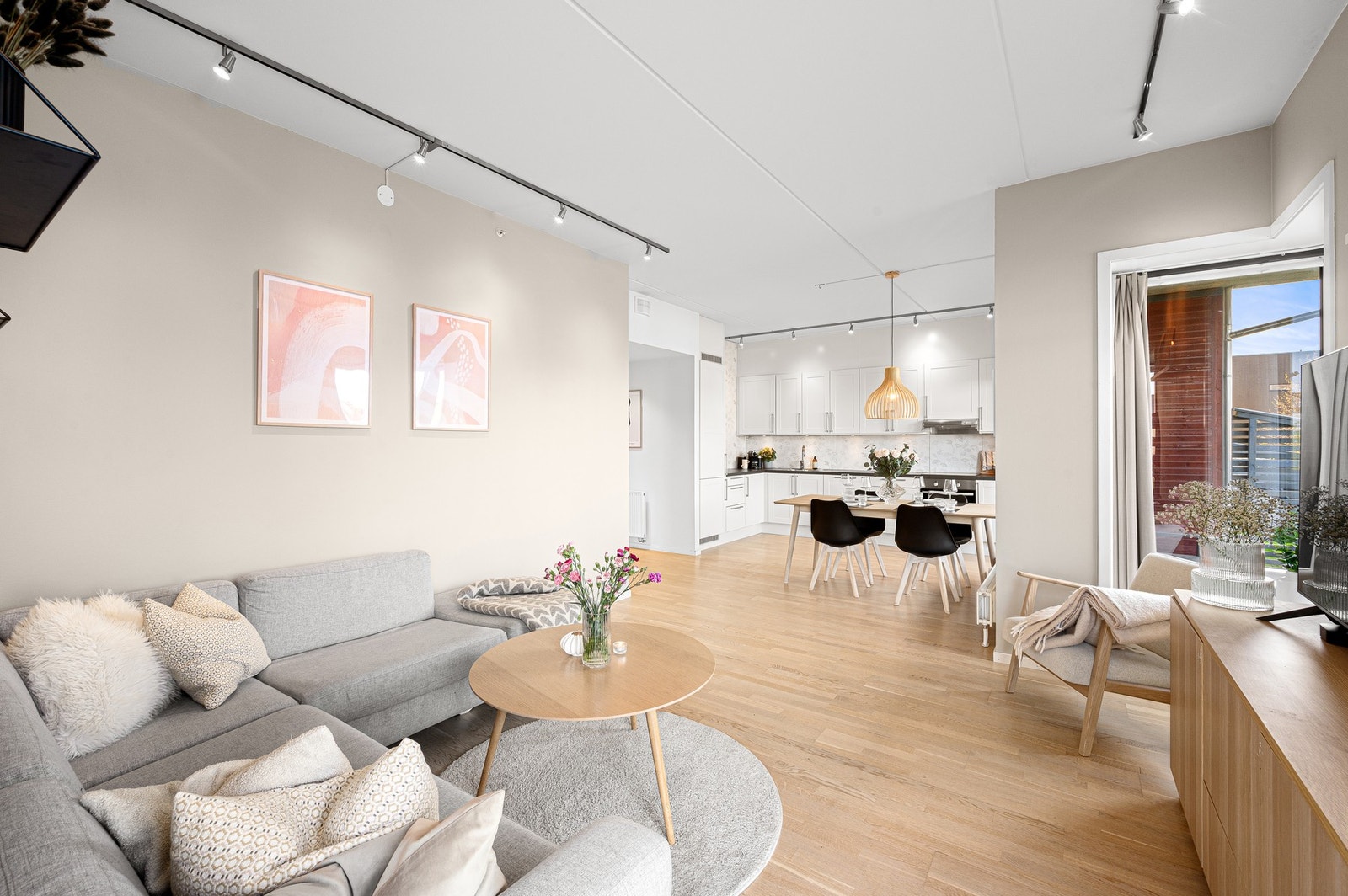 Store vindusflater slipper inn rikelig med naturlig lys og skaper en luftig romfølelse. Galleribilde