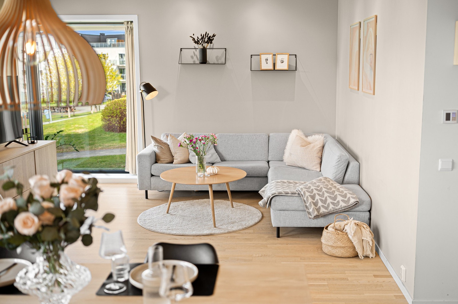Leiligheten fremstår svært innbydende med tidsriktige materialvalg og moderne uttrykk. Galleribilde