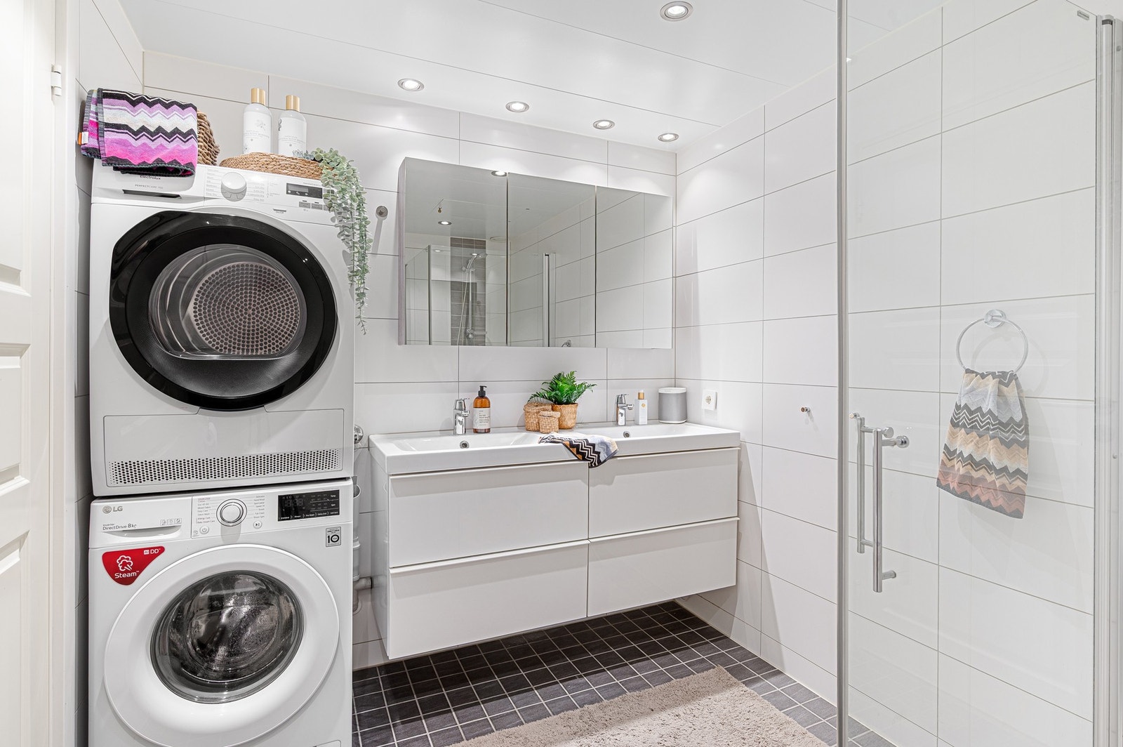 Badet har elektriske varmekabler i gulv samt opplegg for vaskemaskin. Galleribilde