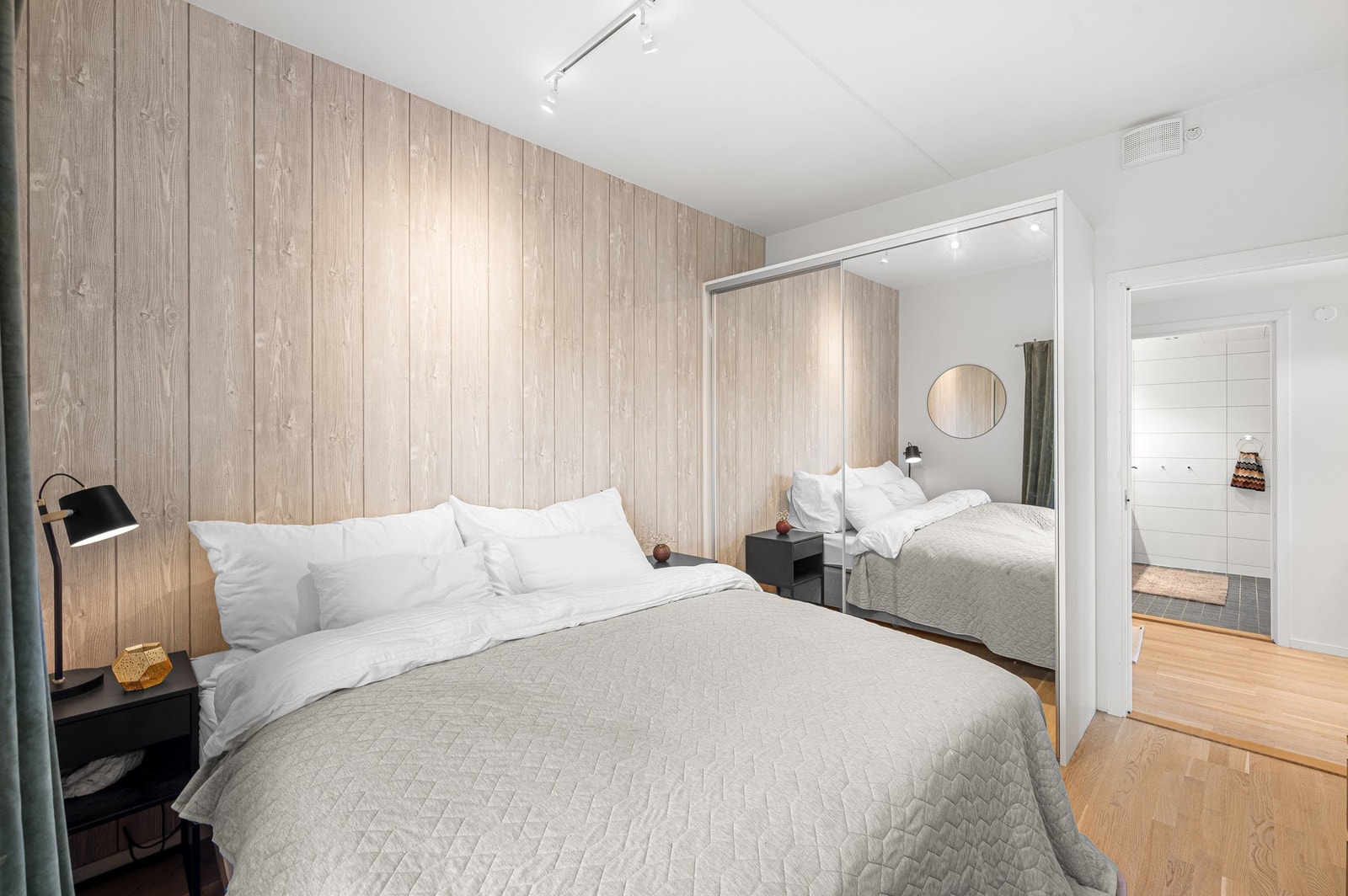 Hovedsoverommet er innredet med stor garderobeløsning. Galleribilde