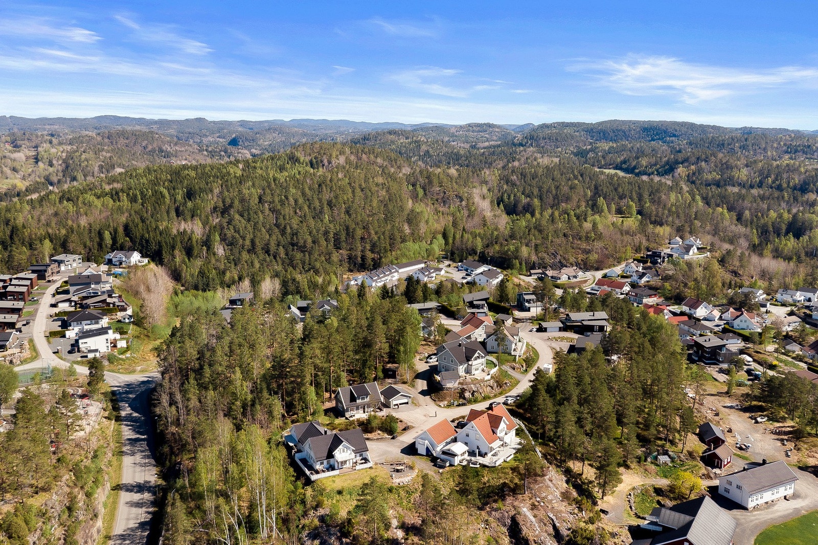 Alti Kragerø kjøpesenter ligger cirka 8 minutter unna til fots og tilbyr et variert utvalg av butikker, inkludert dagligvareforretninger, kafeer og spesialbutikker. Galleribilde