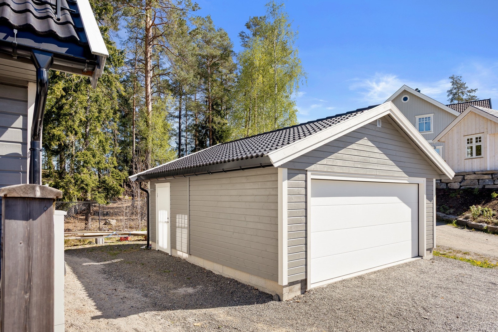 Garasje fra 2023 med god plass til parkering og oppbevaring. Galleribilde