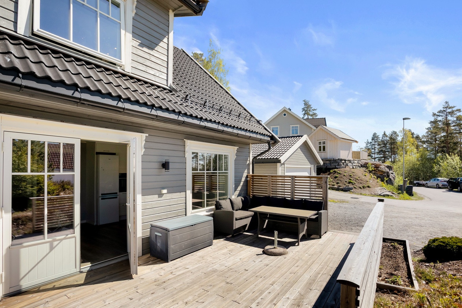 Området byr på gode solforhold og kort avstand til flotte naturområder, inkludert Torsdalstjenna og Lofthaugtjenna, som er populære for både bading og fiske. Galleribilde