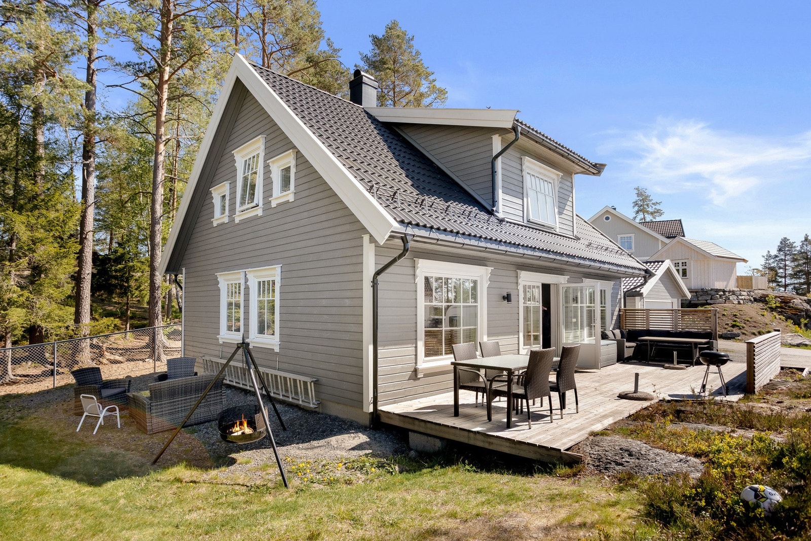 Rundt huset har du store uteområder! Galleribilde