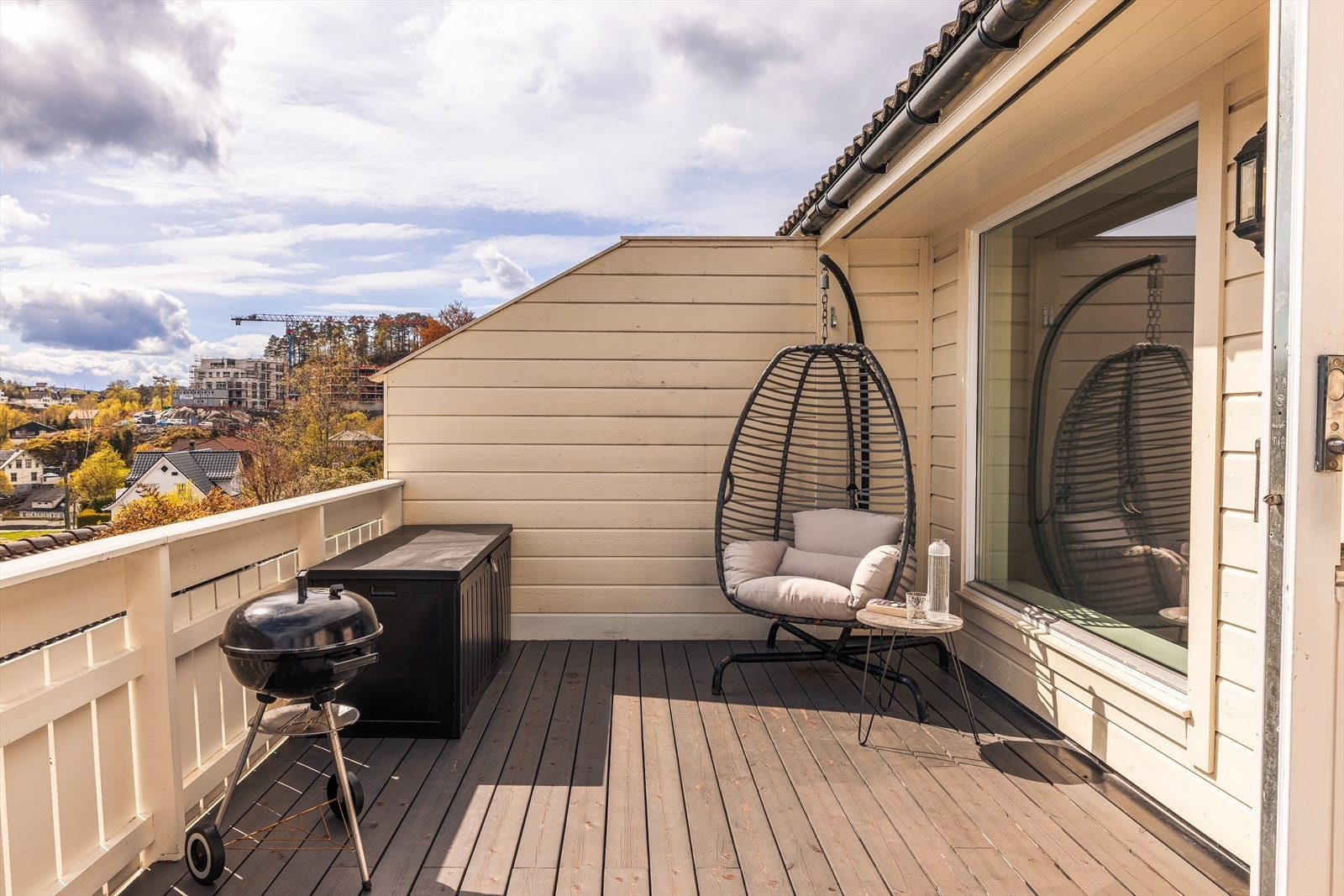 Her er det god plass til både sofagruppe og grill. Galleribilde