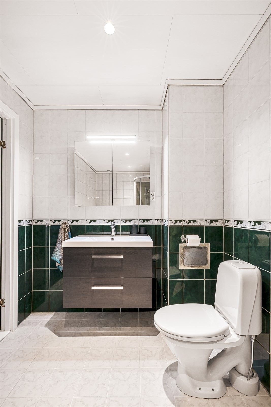Badet er flislagt og utstyrt med varmekabler i gulvet. Galleribilde