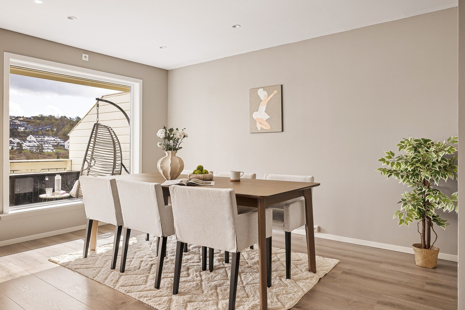 Store vindusflater gir godt med naturlig lys inn i rommet. Galleribilde