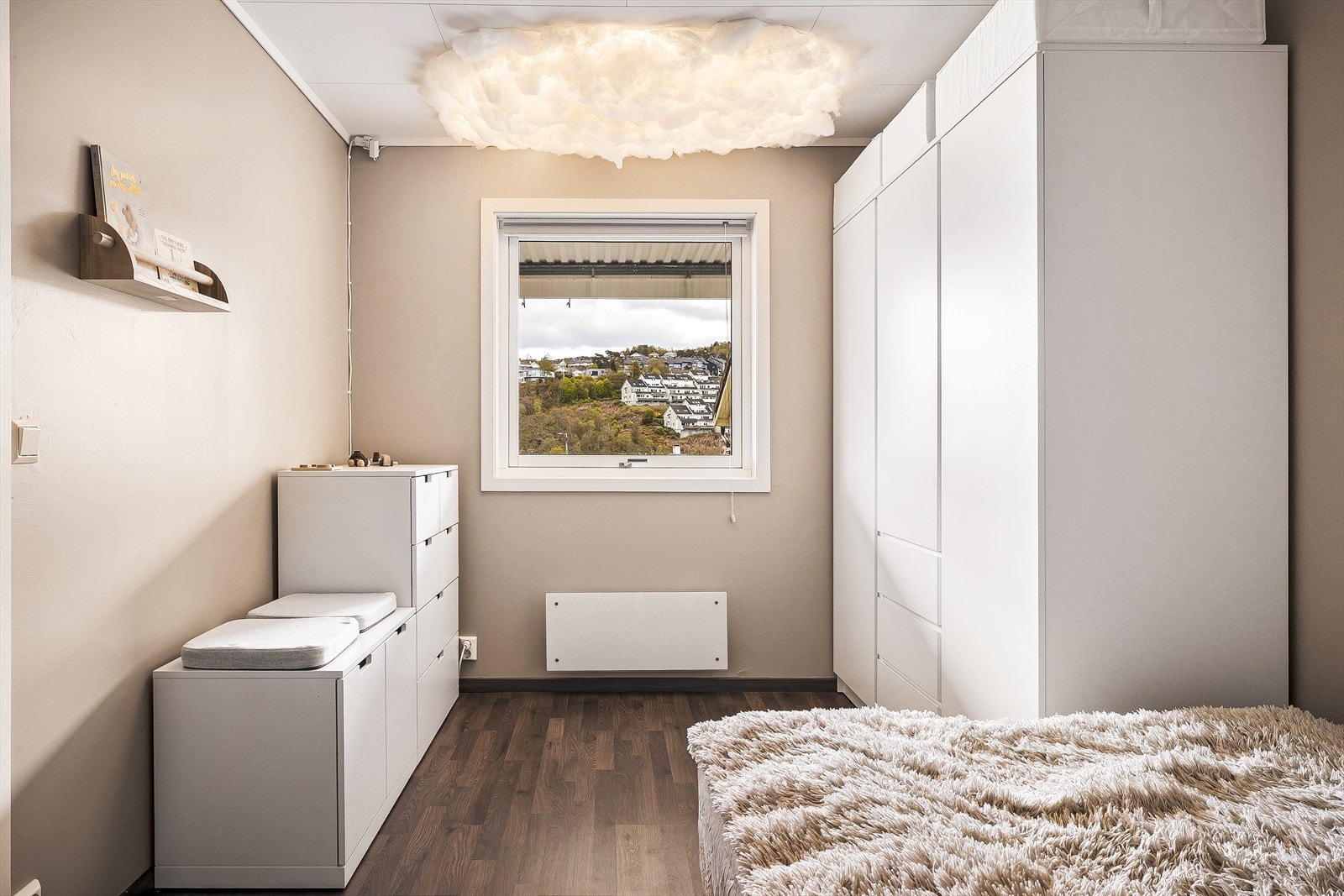 God plass til både seng og skap. Galleribilde