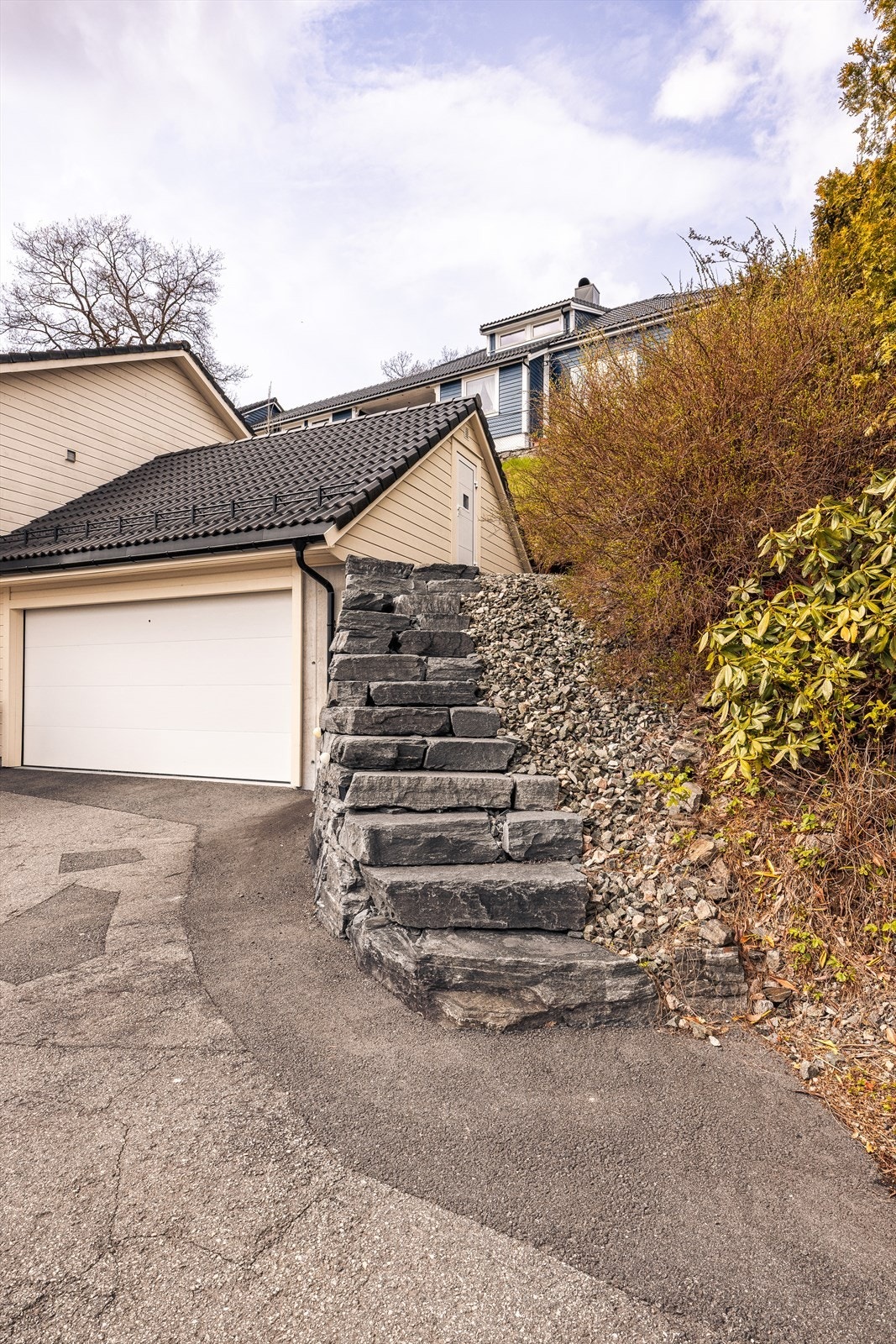 Over garasjen er det en bod med et gulvareal på 25 kvm. Utvendig trapp i stein fra 2020. Galleribilde