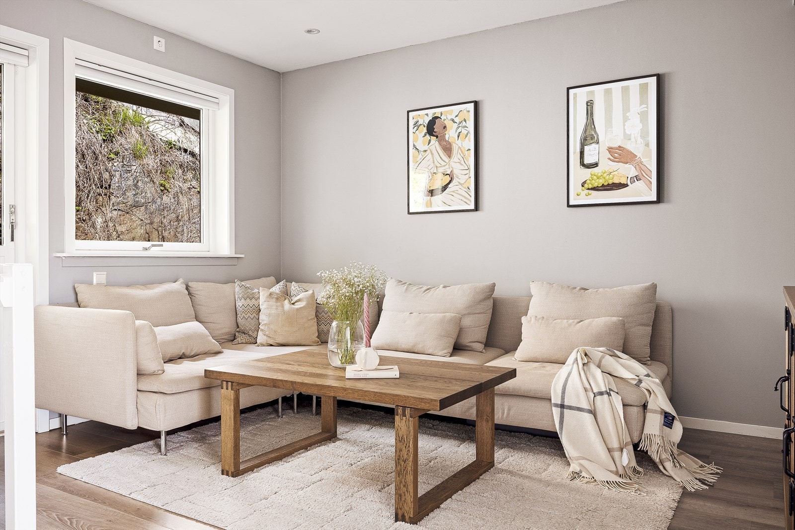 Stuen har god plass til en romslig sofagruppe. Galleribilde
