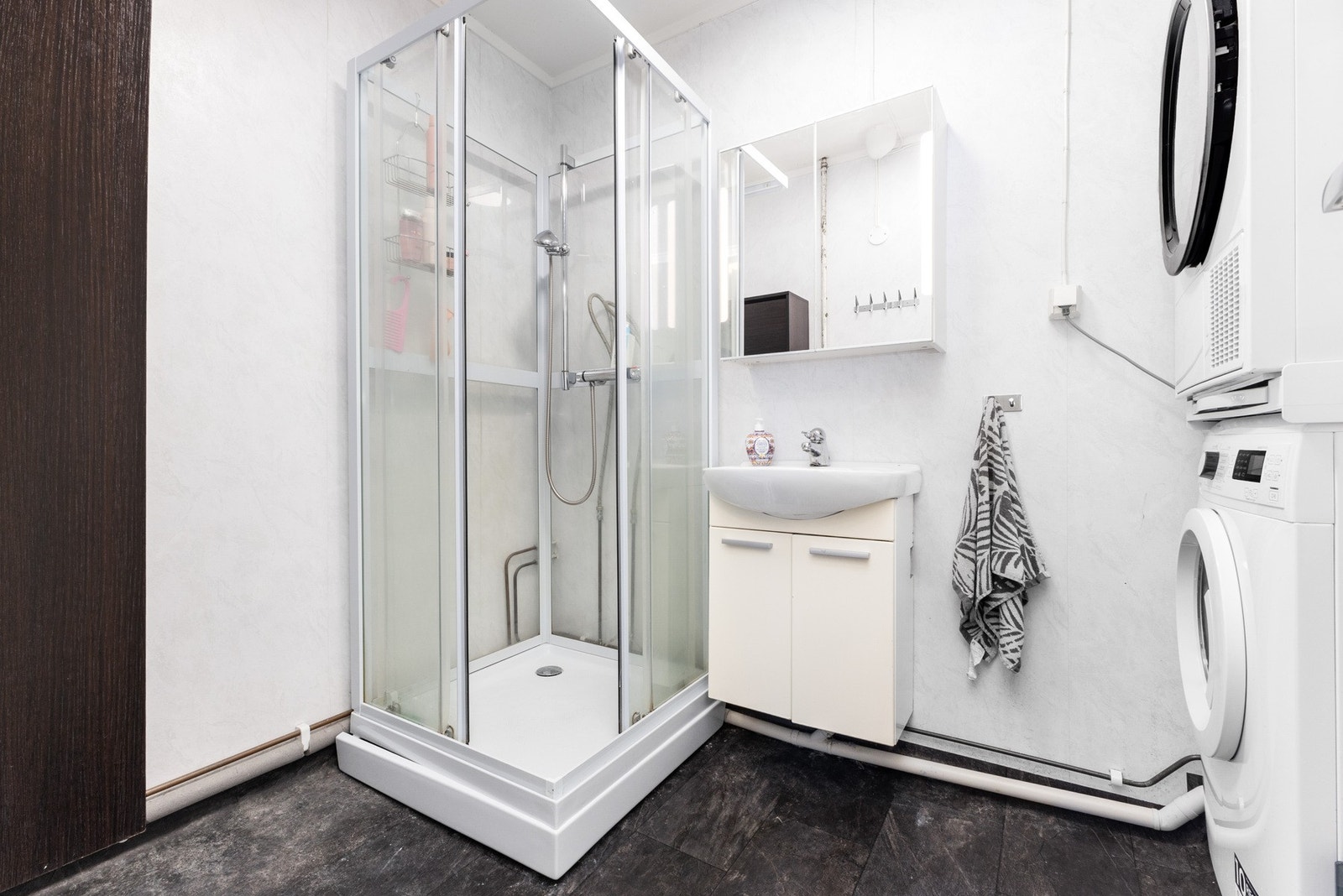 Bad med opplegg for vaskemaskin Galleribilde