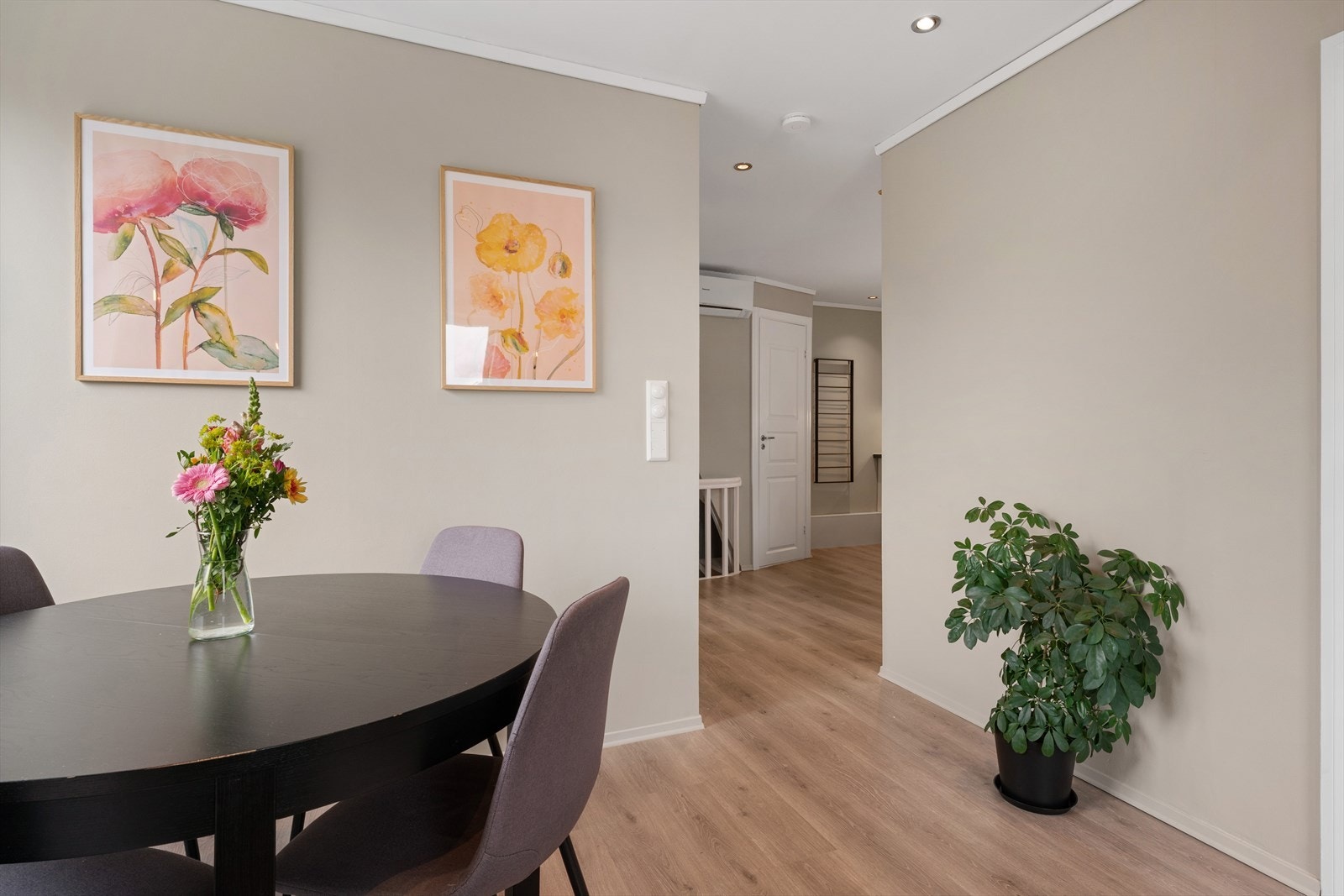 - Store vindusflater og downlights i himling sørger for god belysning - Galleribilde