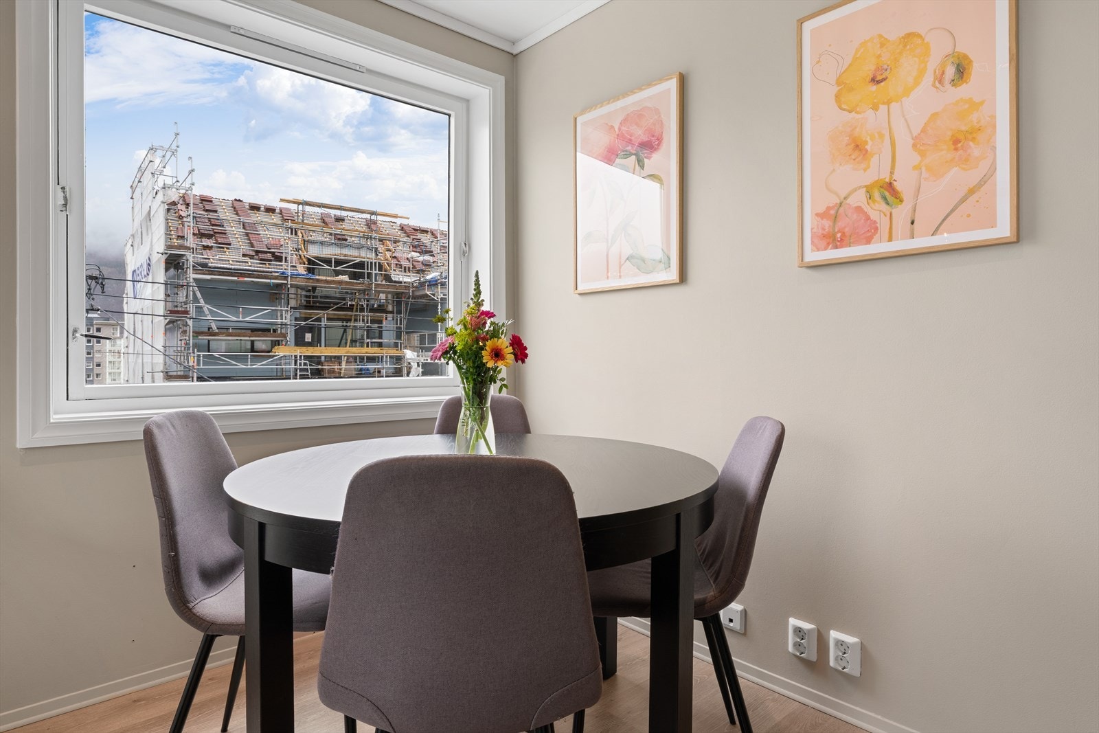 - I stuen har man plass til både en sofakrok og en spisegruppe om ønskelig - Galleribilde