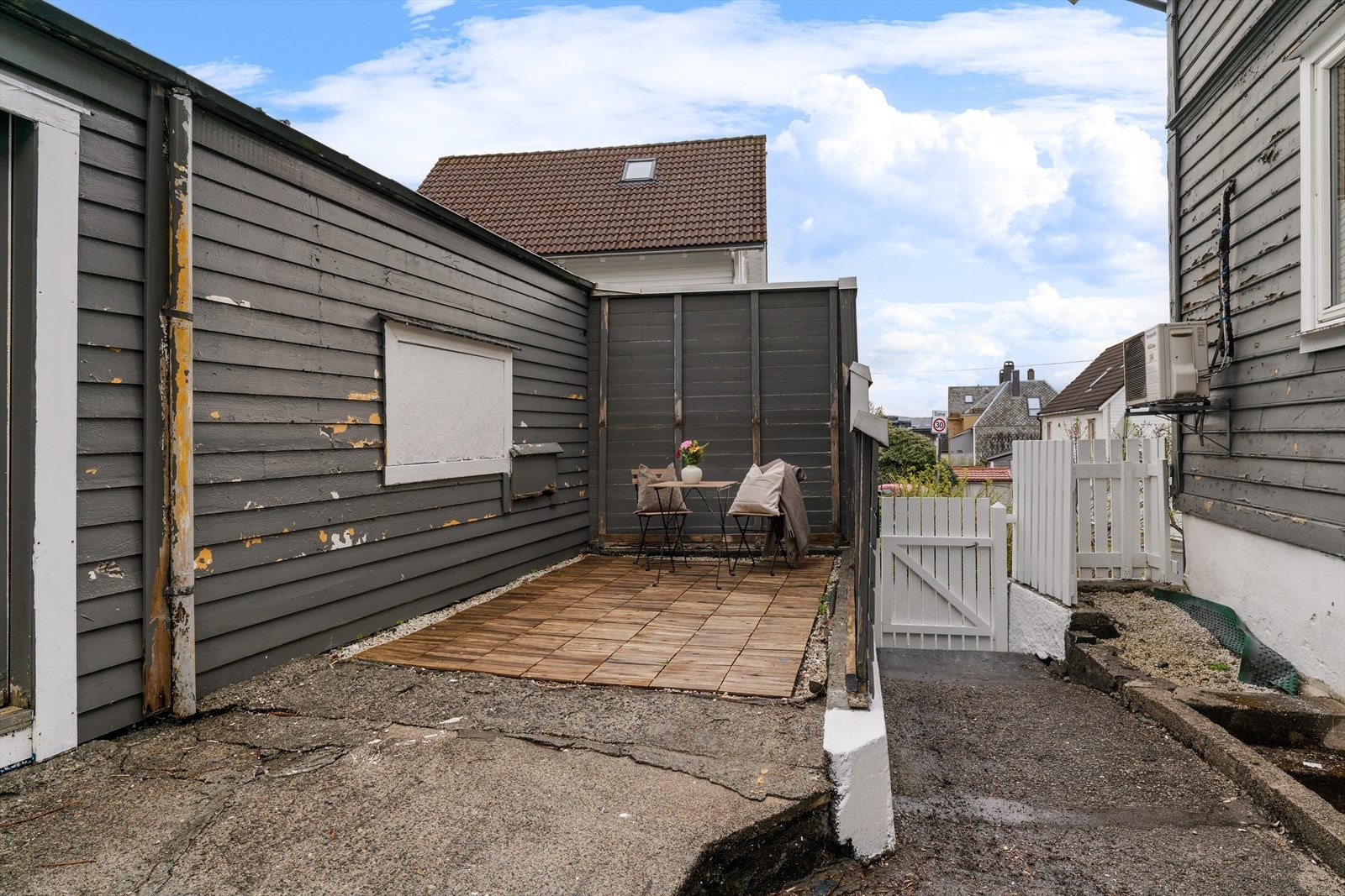 - Utenfor inngangspartiet er det en felles uteplass - Galleribilde