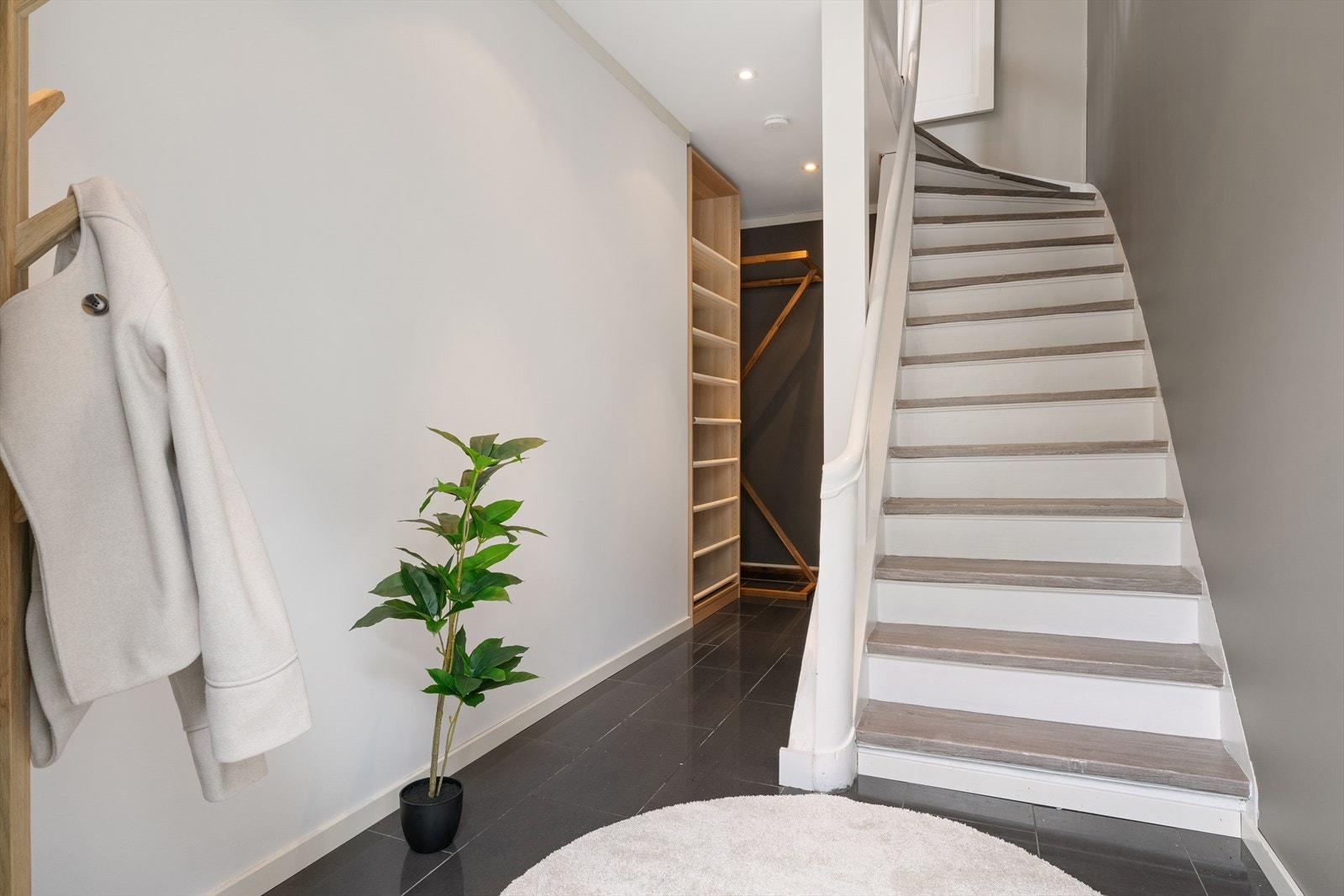 - Entré/gang på 9,6 m² med god plass til oppheng av yttertøy - Galleribilde