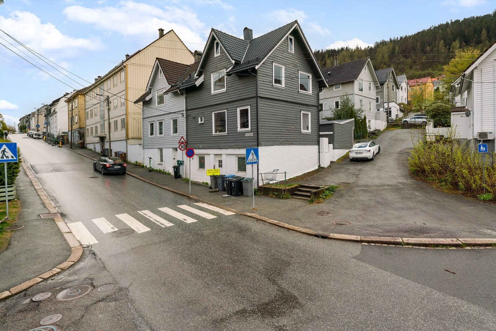 - Det er kun 200 meter til nærmeste busstopp - Galleribilde