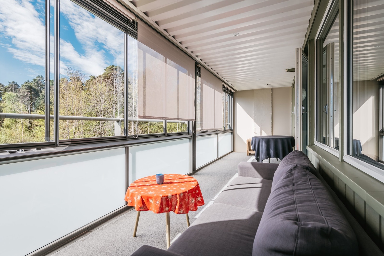 Leiligheten har en stor innglasset balkong. Galleribilde