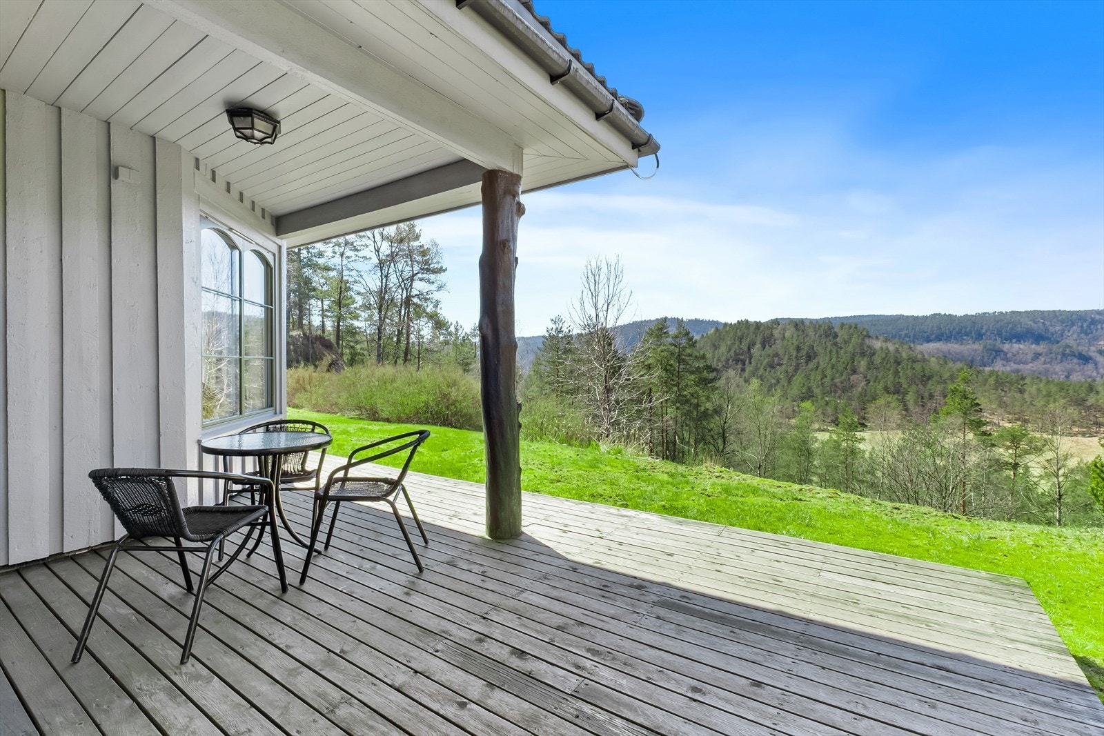 Usjenert terrasse med utsikt og kveldssol. Galleribilde