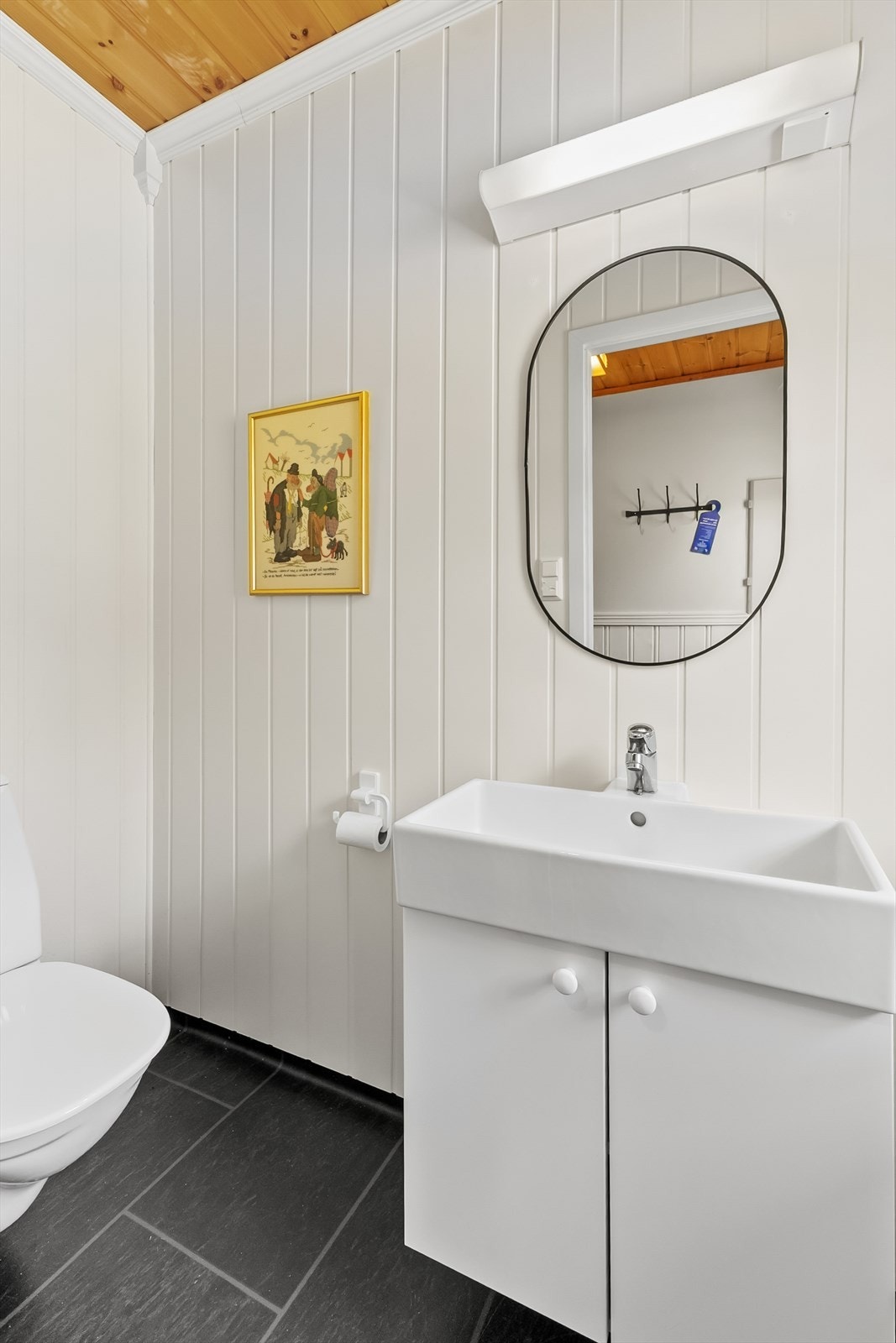Toalettrom like ved entreen. Galleribilde