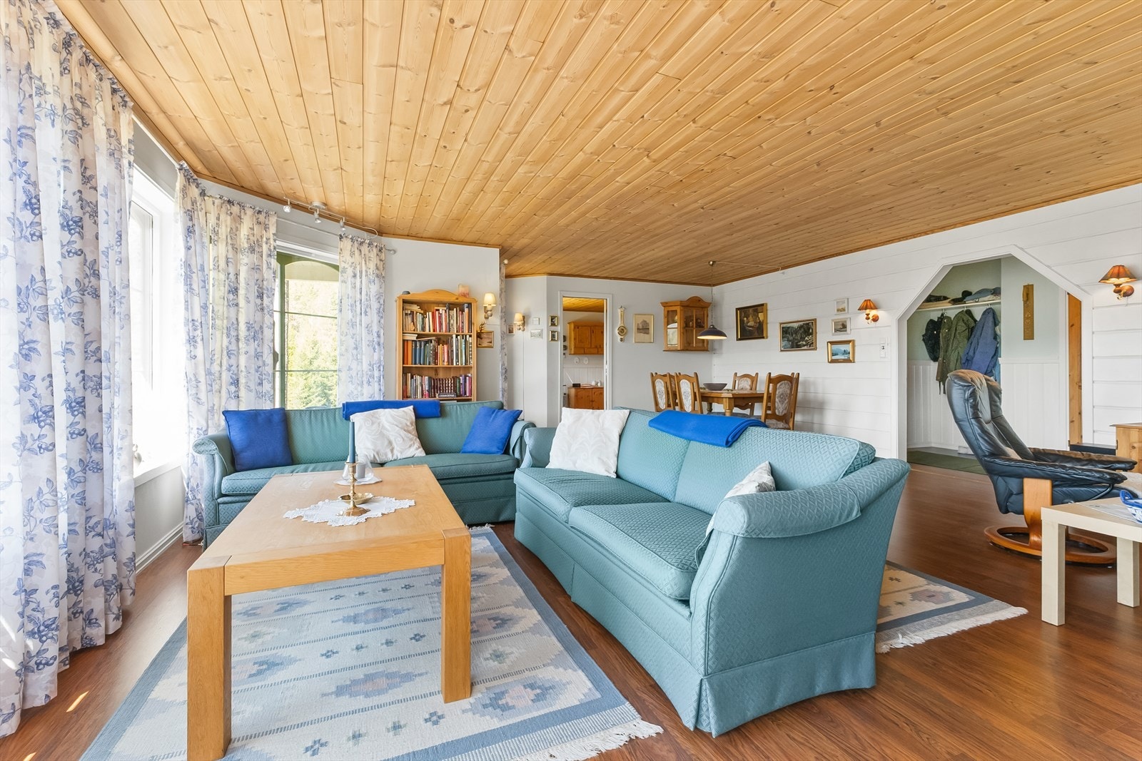 I stuen er det god plass for sofagruppe og spisestue m.m. Galleribilde