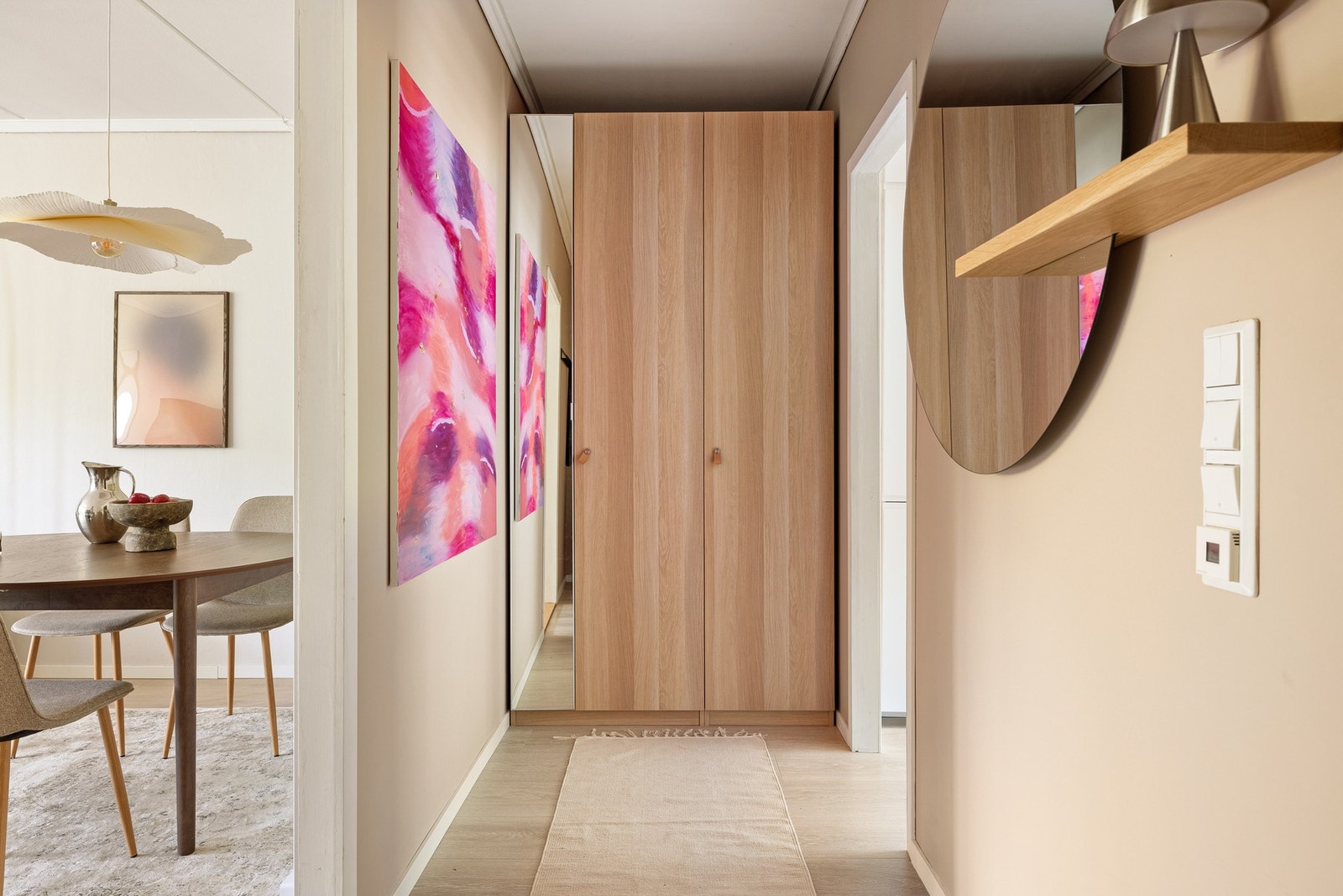 Det er god plass til oppbevaring av yttertøy og sko i garderobeløsning gangen. Galleribilde