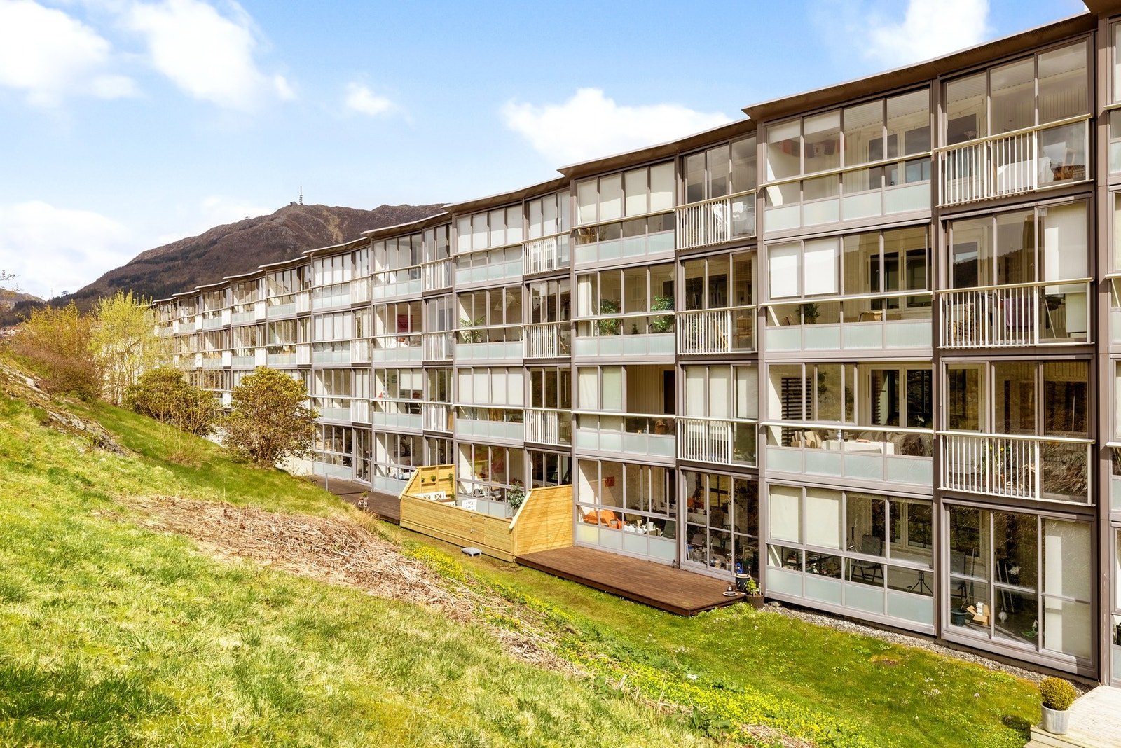 Leiligheten er en del av Mannsverk boliglag AS som består av til sammen 588 leiligheter fordelt på én høyblokk og 10 lavblokker. Galleribilde