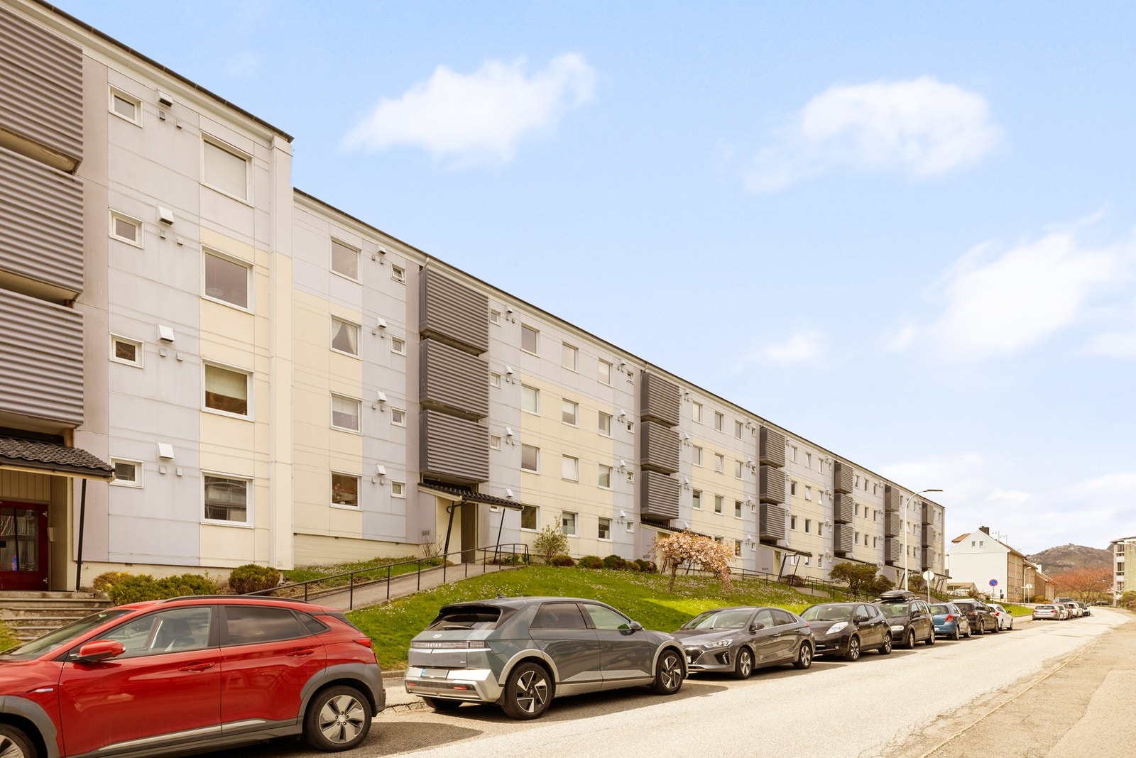 Aksjelaget har for utleie 132 parkeringsplasser og 48 garasjeplasser. Aksjelaget har også driftskontor med sekretær og vaktmester. Galleribilde