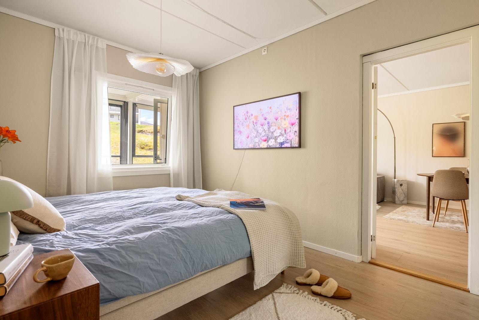 Rommet har 1-stavs laminat på gulv, slette malte vegger og malte betongelementer i tak. Galleribilde