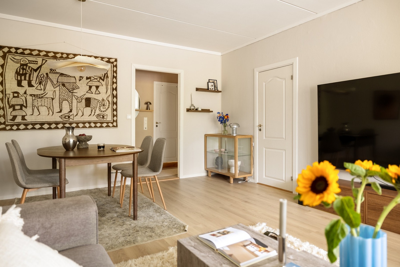 Her er det god plass til både sofagruppe og spisebord, og den åpne utformingen gir flere naturlige soner for møblering. Galleribilde