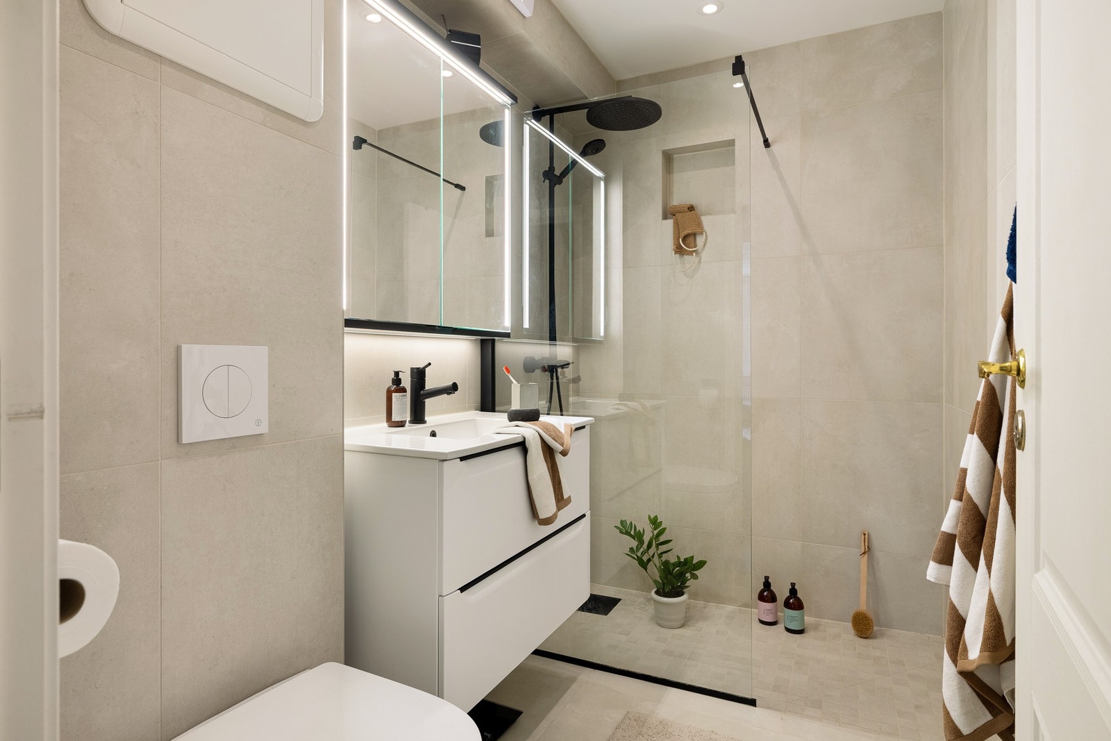 Badet ble oppgradert i 2023 og holder en moderne standard. Det er også innfelte downlights i himling og varmekabler i gulv som gir ekstra komfort. Galleribilde