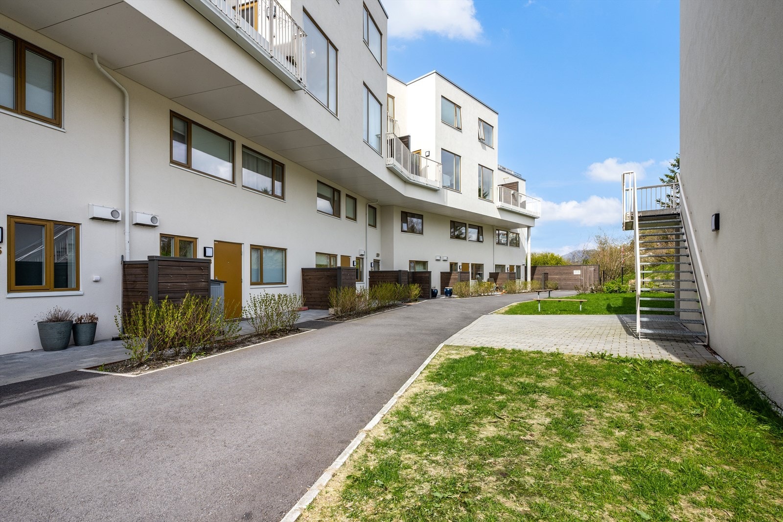 Leiligheten har en fin og sentral beliggenhet i Dolviken i et rolig boligområde. Galleribilde