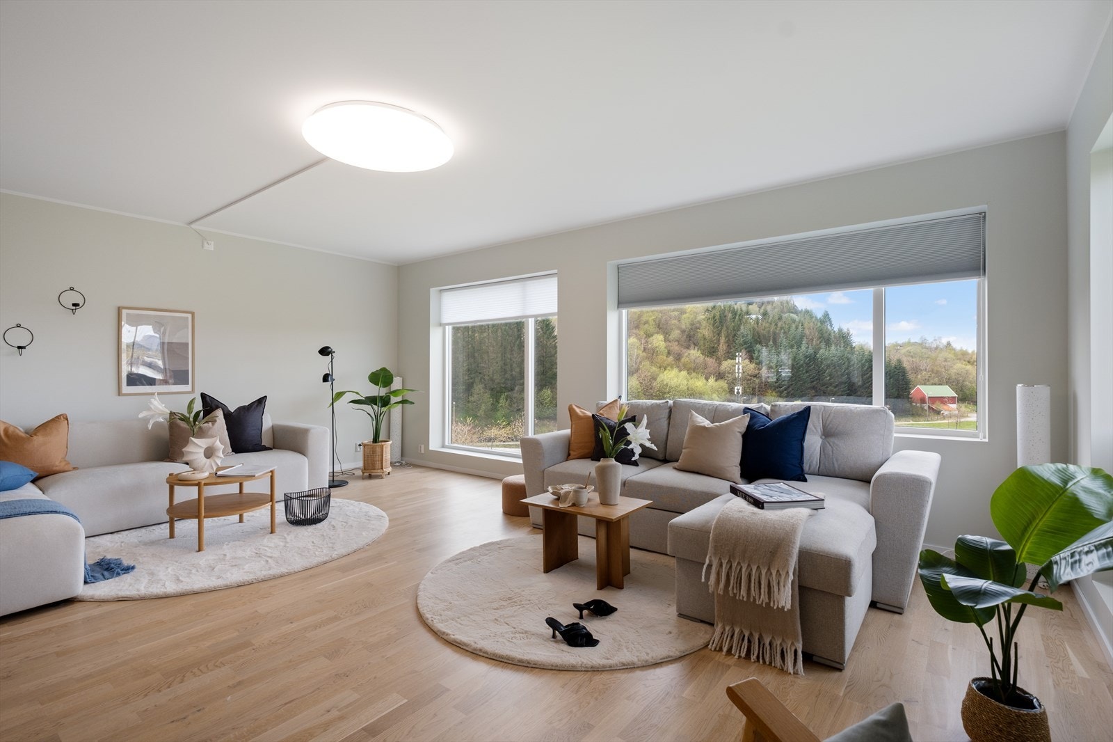 Det er god plass til å innrede i ulike soner med sittegrupper og det man måtte ønske. Galleribilde