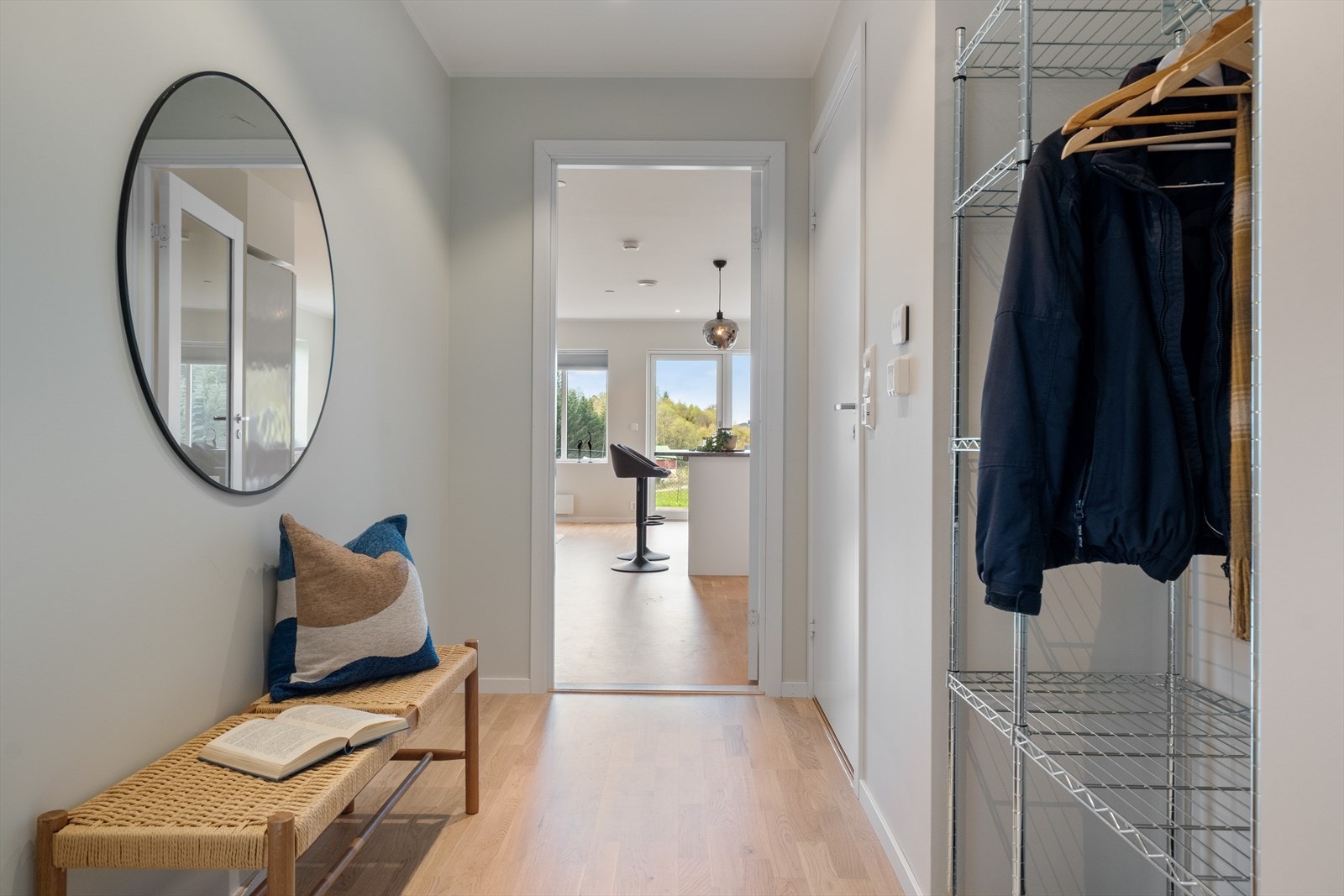 Velkommen inn i en trivelig entrè med god plass til oppbevaring av yttertøy og sko. Galleribilde