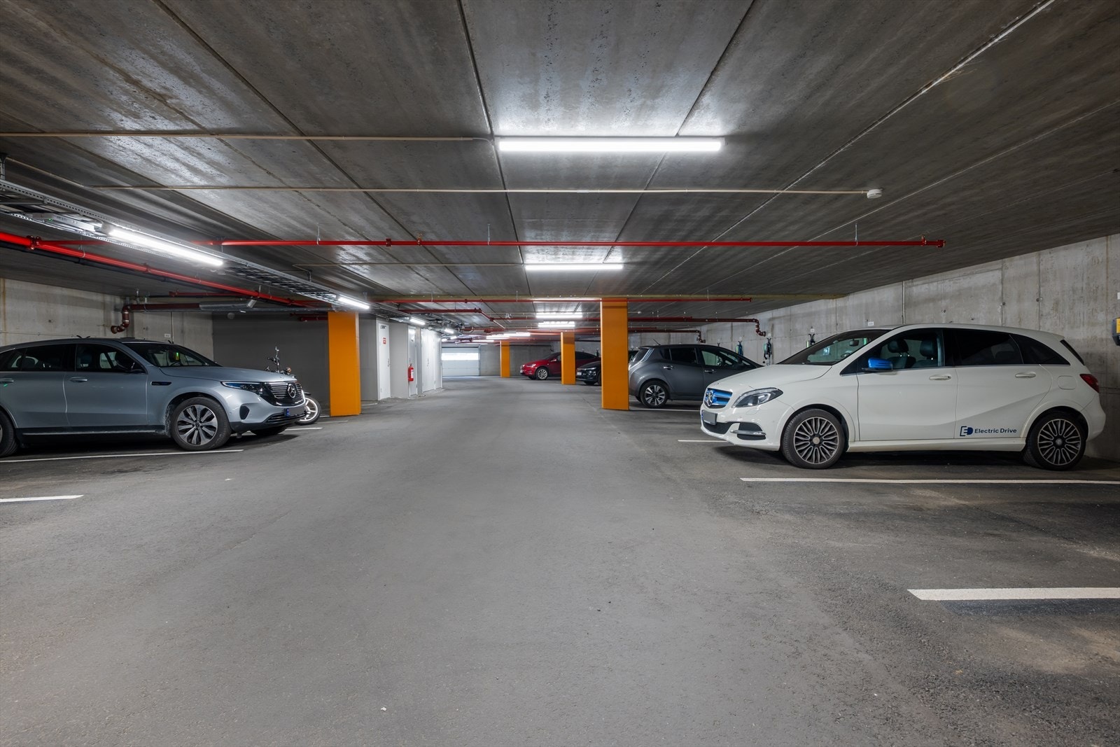 Stor parkeringsplass i felles garasjeanlegg. Galleribilde