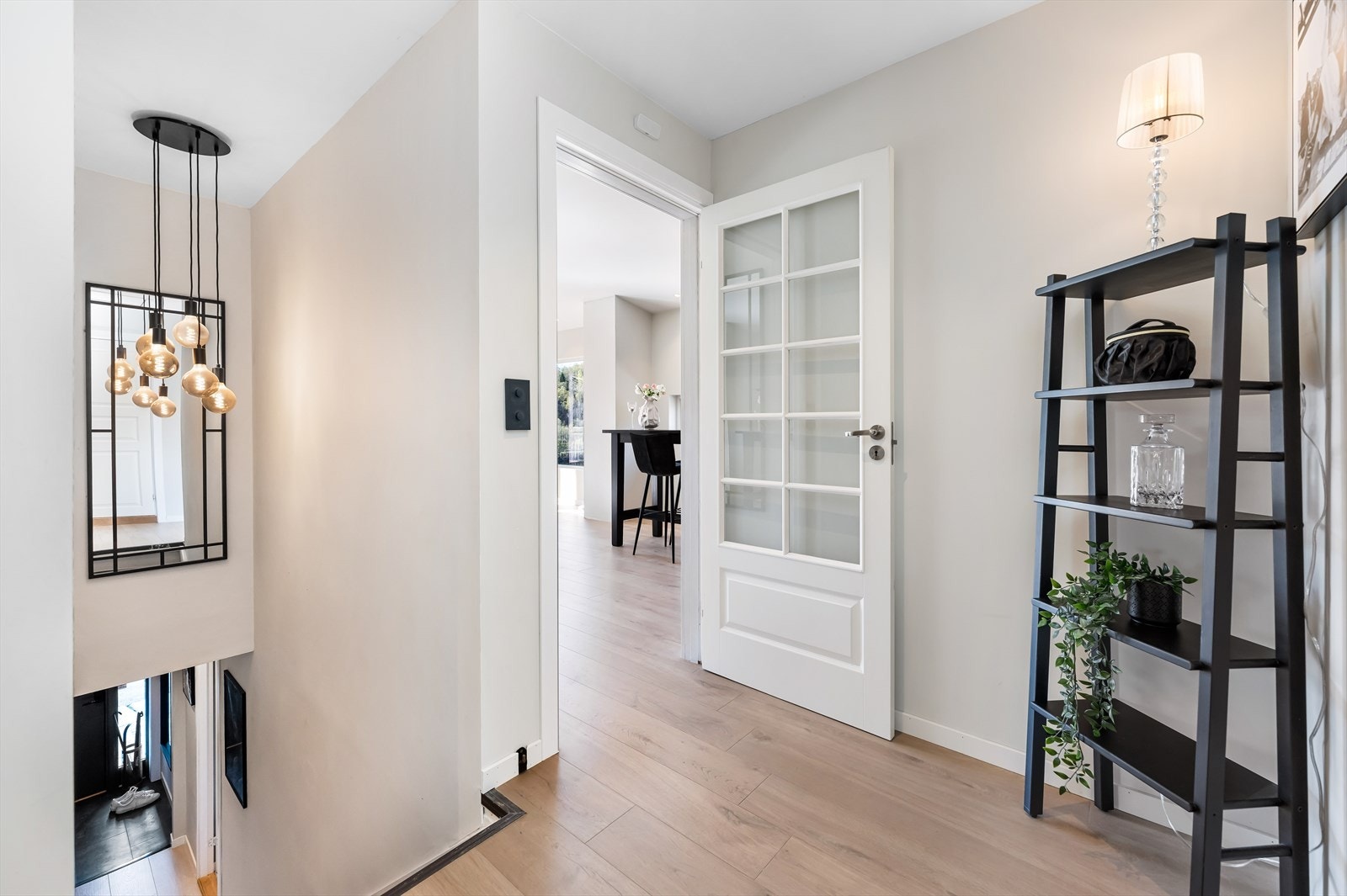 Vel oppe i andre etasje møtes du av en lys gang med inngang til stue/kjøkken, samt dører til bad og to soverom. Galleribilde