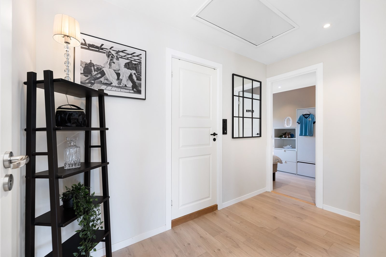 Fra gangen er det adkomst til etasjens to soverom og bad, samt luke til loftet. Galleribilde